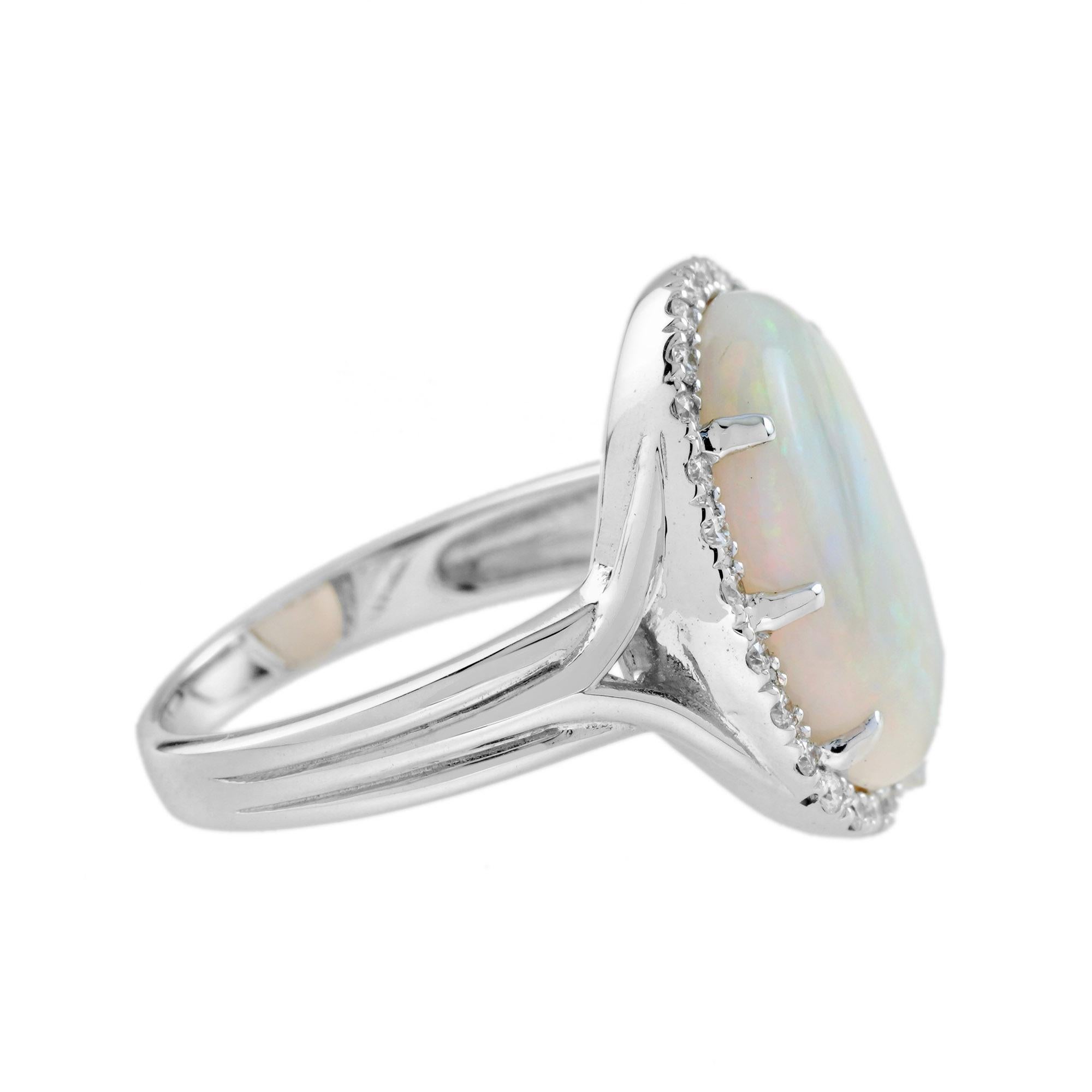 Taille ovale Bague de cocktail en or blanc 18K sertie d'un halo d'opale blanche et de diamants de style vintage en vente