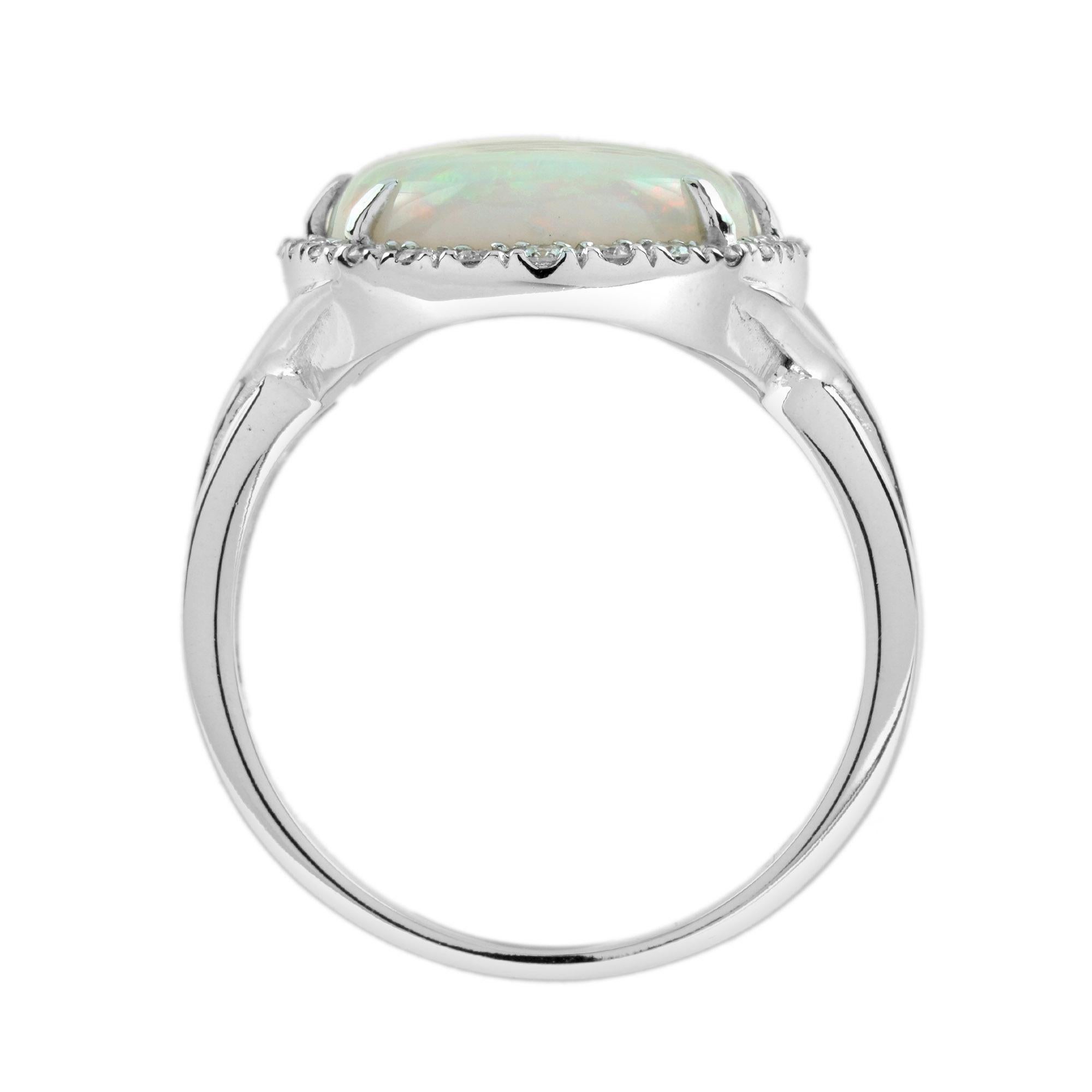 Bague de cocktail en or blanc 18K sertie d'un halo d'opale blanche et de diamants de style vintage Pour femmes en vente