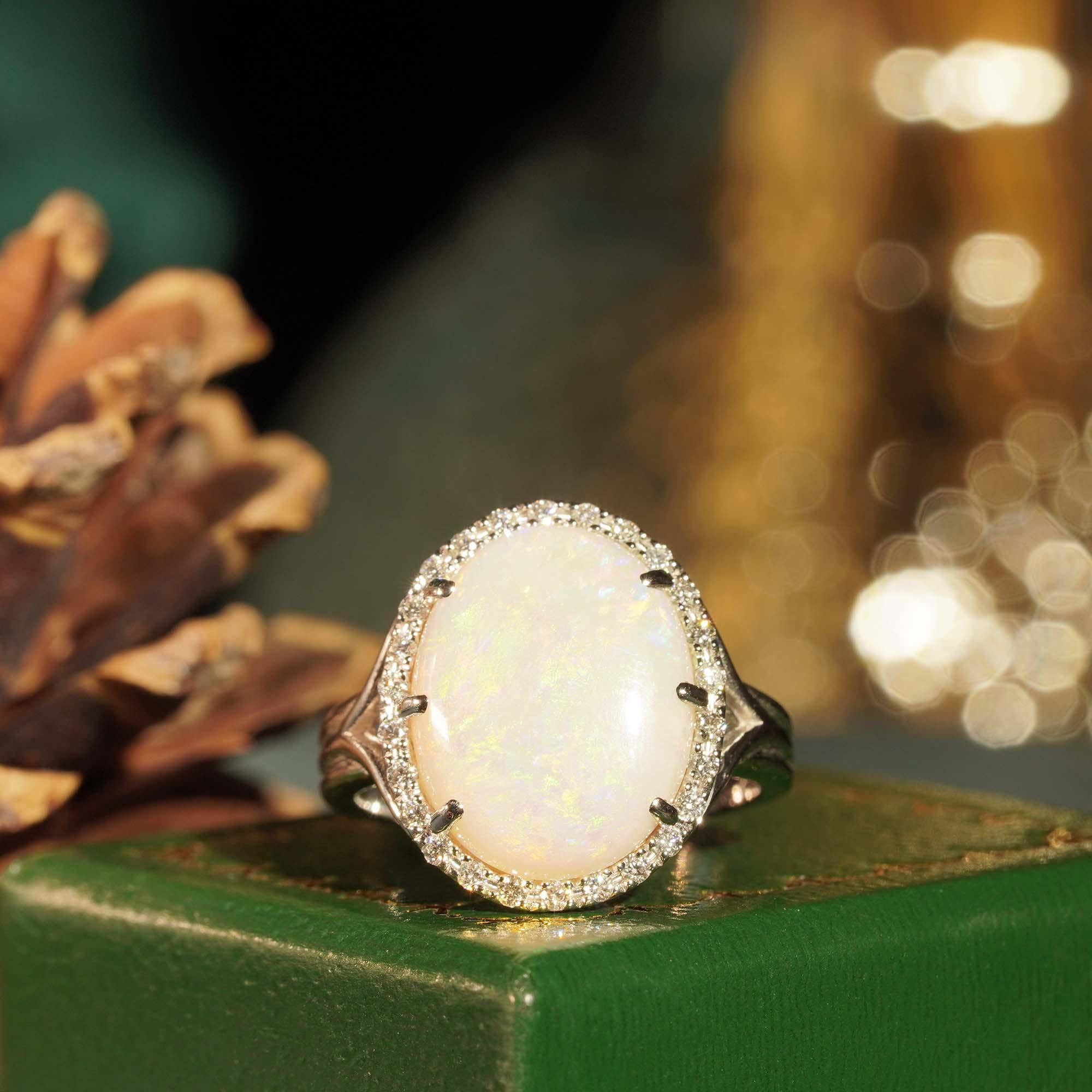 Bague de cocktail en or blanc 18K sertie d'un halo d'opale blanche et de diamants de style vintage en vente 2