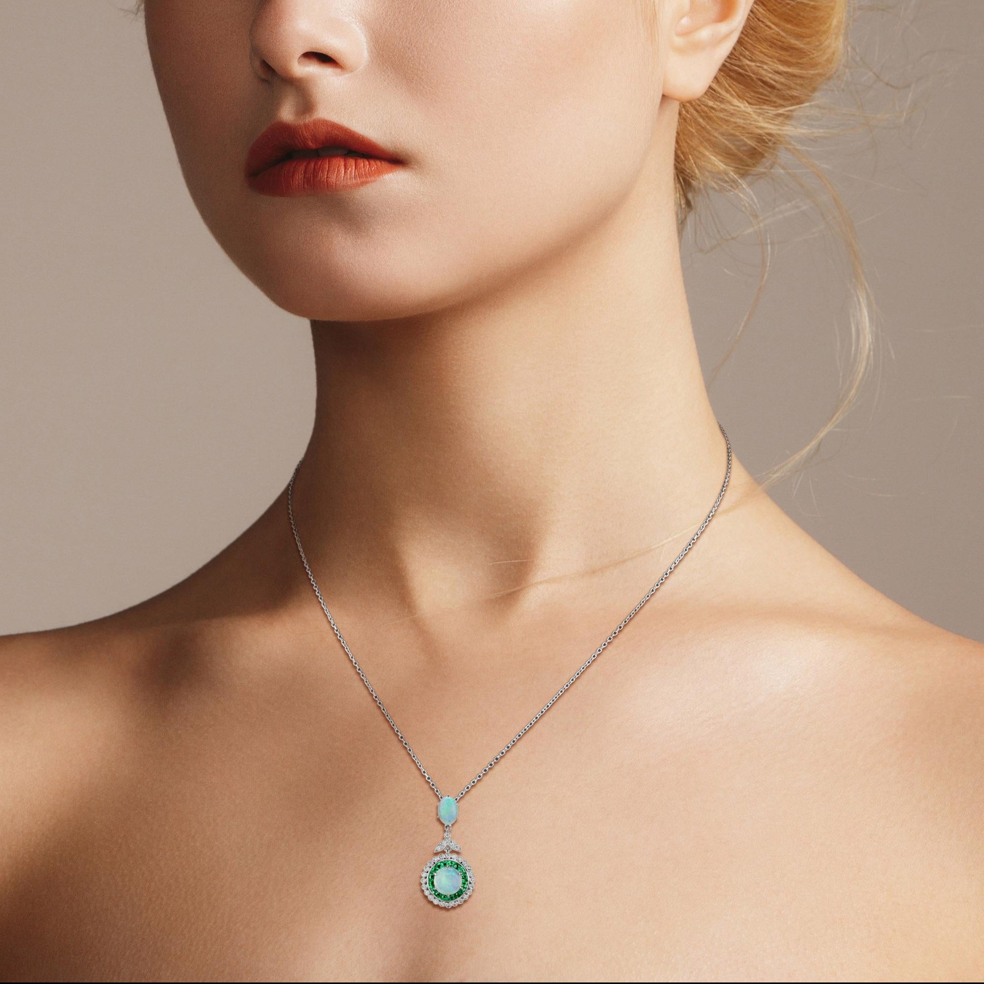 Pendentif en or blanc 18 carats opale blanche et émeraude verte avec halo de diamants de style Art Deco Neuf - En vente à Oakton, VA