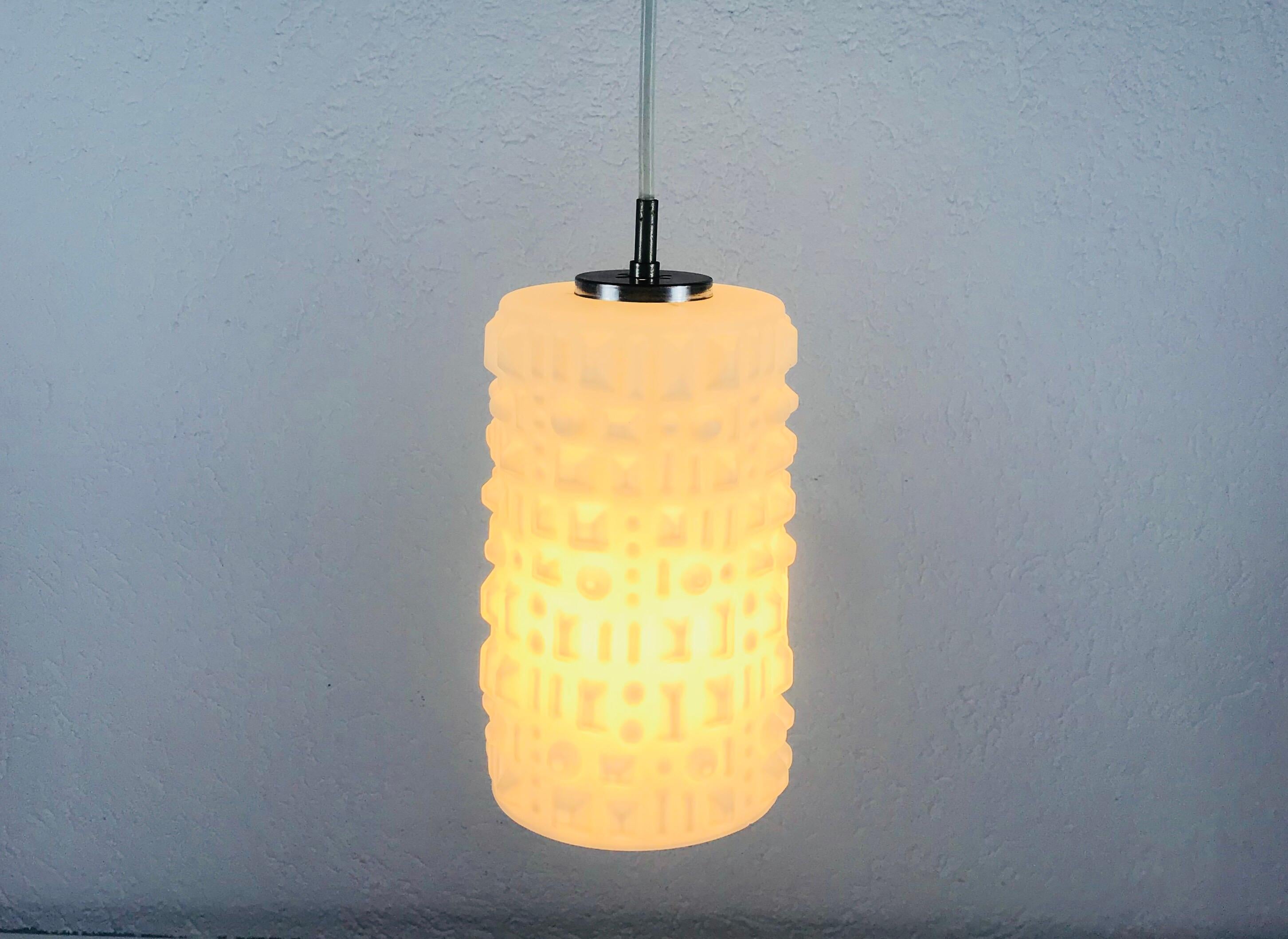 Una lampada a sospensione Peill & Putzler realizzata in Germania negli anni Settanta. È affascinante con i suoi ornamenti in vetro. Vetro opalino testurizzato con piano in alluminio.

Misure:

Altezza: 67 cm

Diametro: 13 cm

La luce