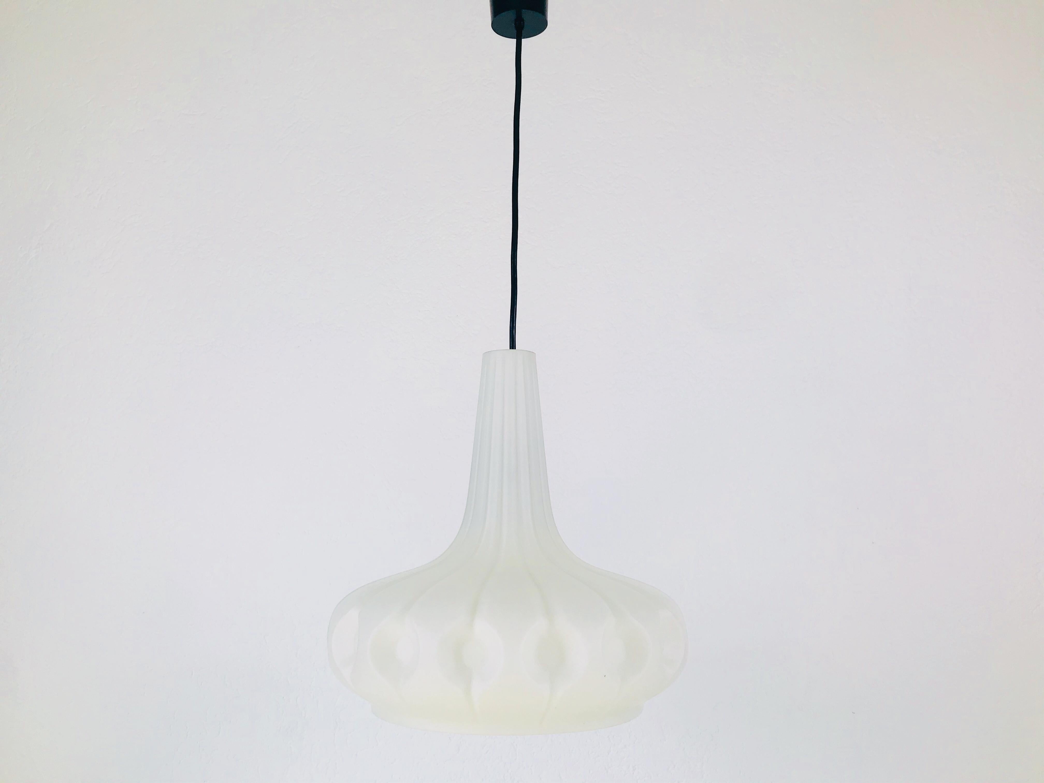 Eine Hängelampe von Peill & Putzler, hergestellt in Deutschland in den 1970er Jahren. Es fasziniert durch seine Glasornamente. Strukturiertes Opalglas mit Aluminiumplatte. Die Lampe hat eine schöne organische Form.


Maße: Höhe des Schirms 34
