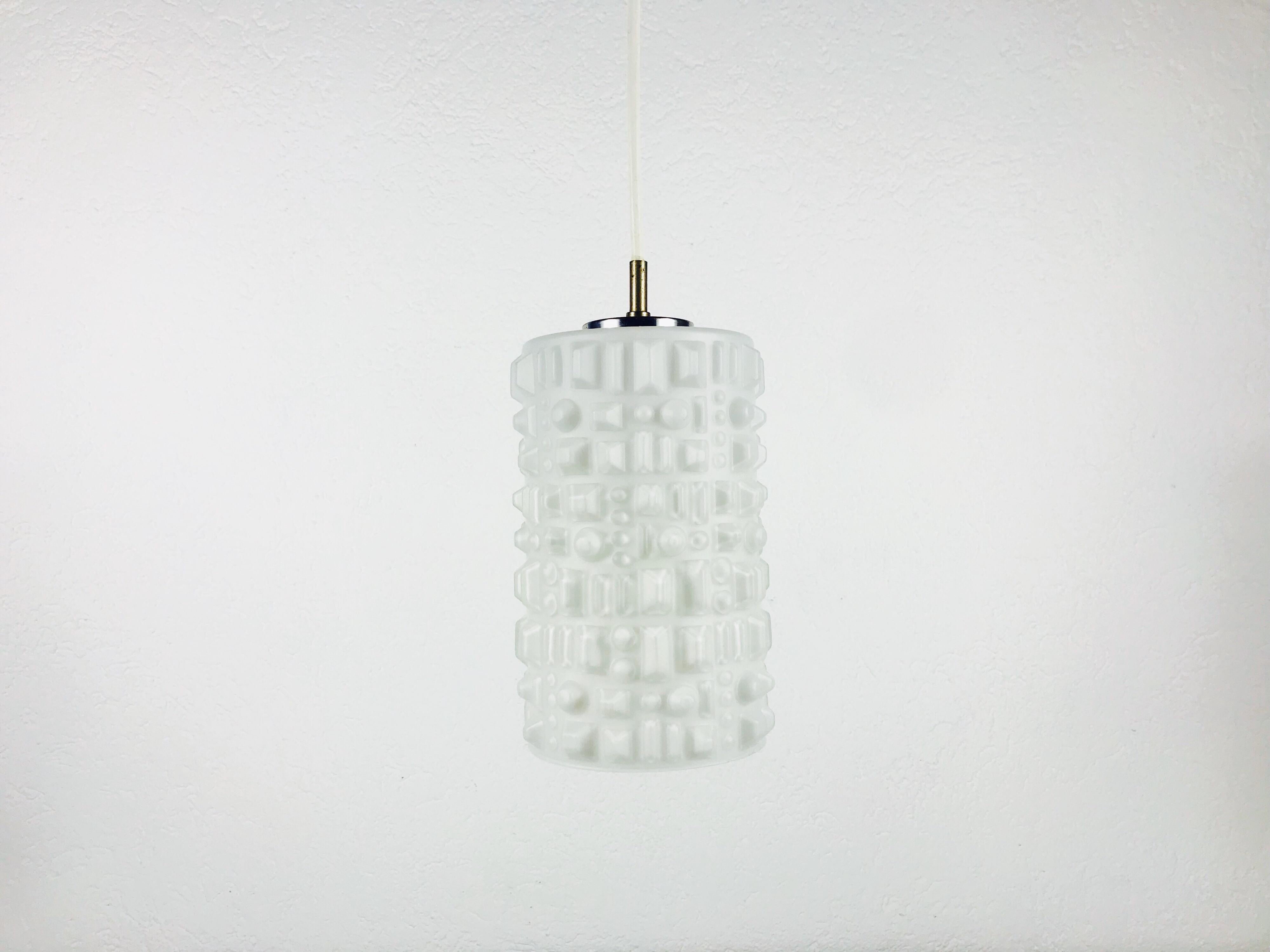 Mid-Century moderno Lampada a sospensione in opale bianco di Peill & Putzler, anni '70, Germania in vendita