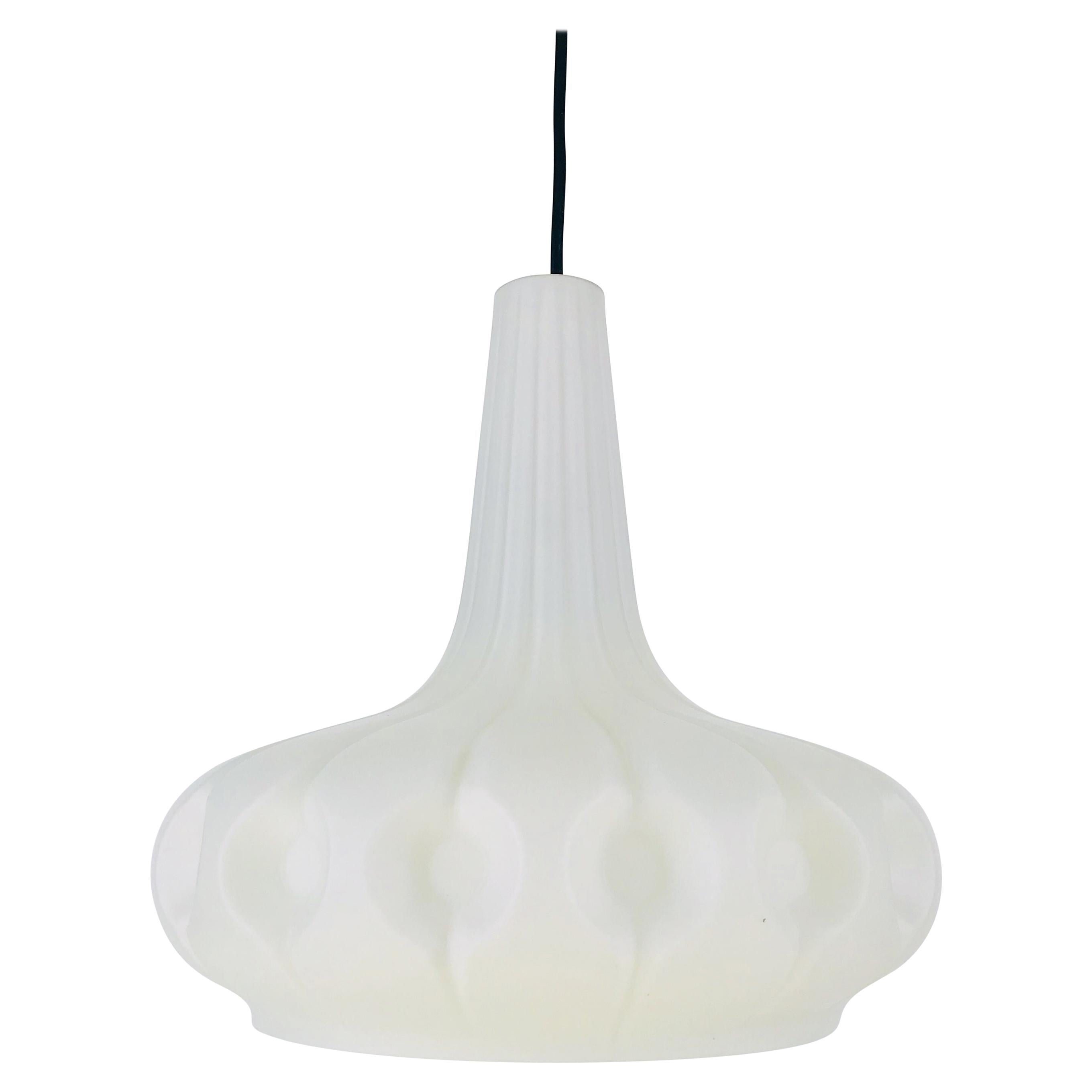 Lampe suspendue en opale blanche de Peill & Putzler, 1970, Allemagne