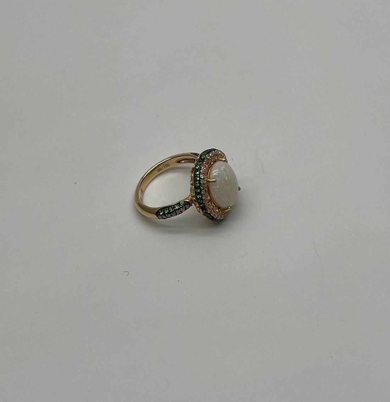 Prova la squisita maestria di questo anello opulento.
Questo affascinante pezzo, incastonato in un lussuoso oro, presenta un'opale centrale circondata da un'aureola di diamanti scintillanti. L'intricato design è ulteriormente arricchito da una