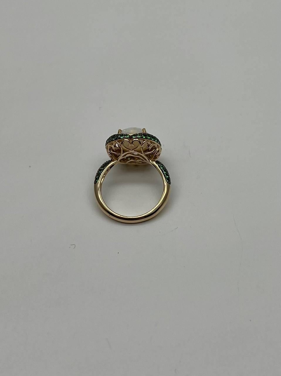 Opale bianco con più diamanti e tsavorite verde incastonata a strati in oro 14 carati In condizioni Nuovo in vendita a Oakton, VA