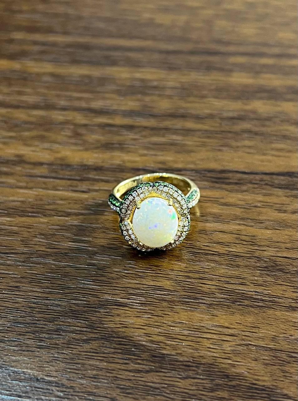Donna Opale bianco con più diamanti e tsavorite verde incastonata a strati in oro 14 carati in vendita