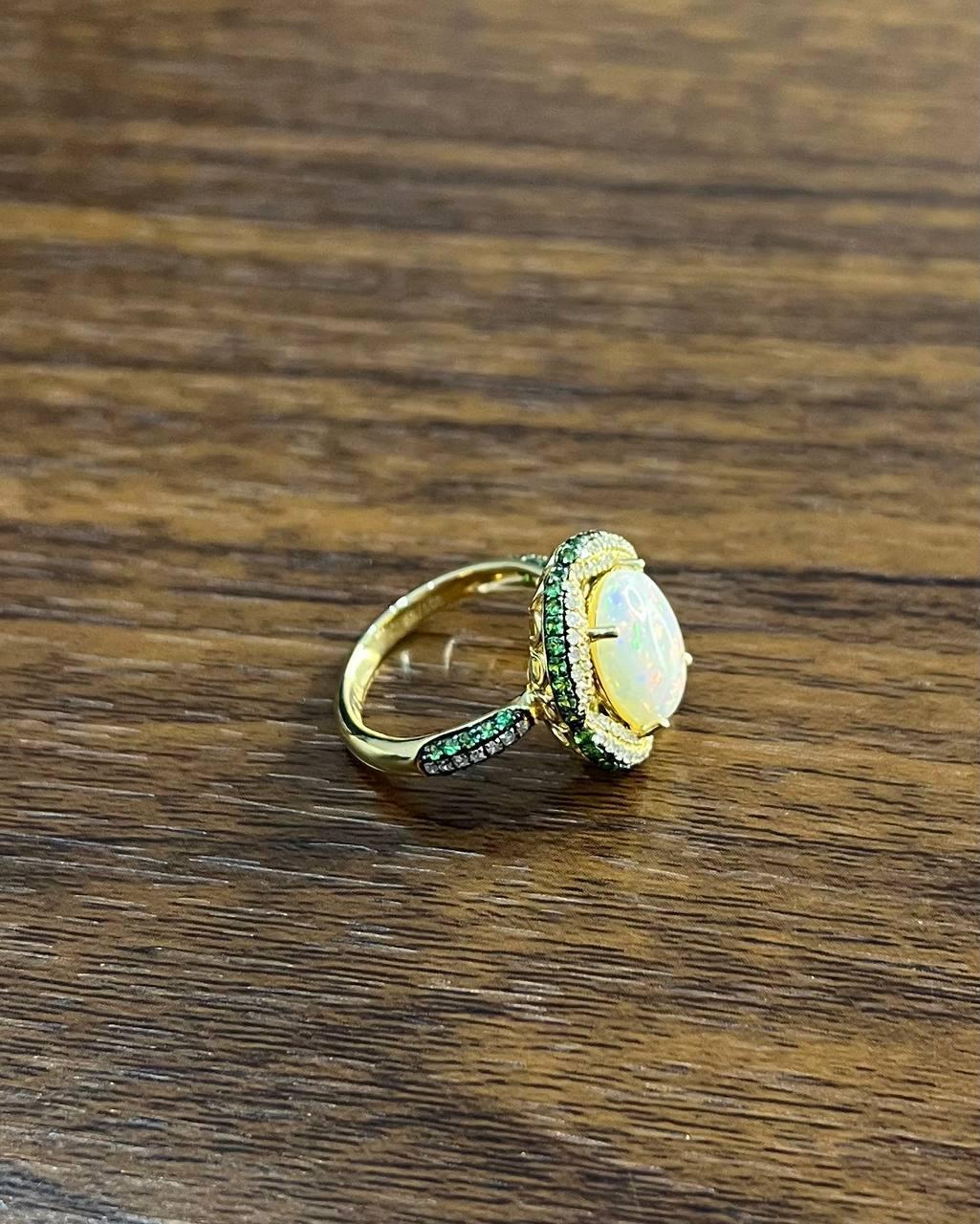 Opale bianco con più diamanti e tsavorite verde incastonata a strati in oro 14 carati in vendita 1