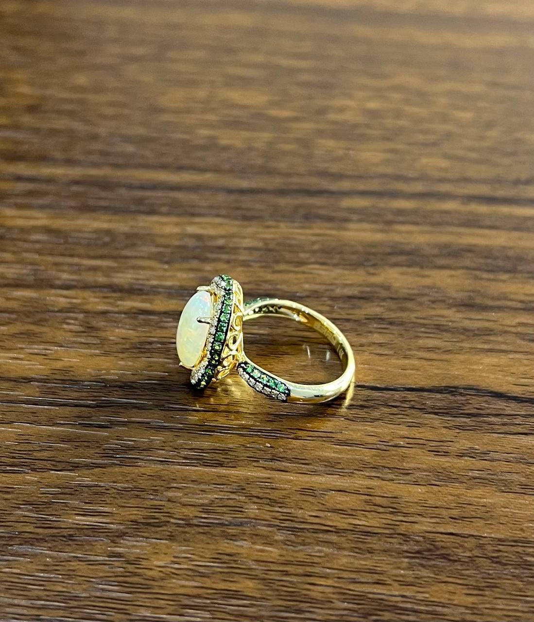Opale bianco con più diamanti e tsavorite verde incastonata a strati in oro 14 carati in vendita 2