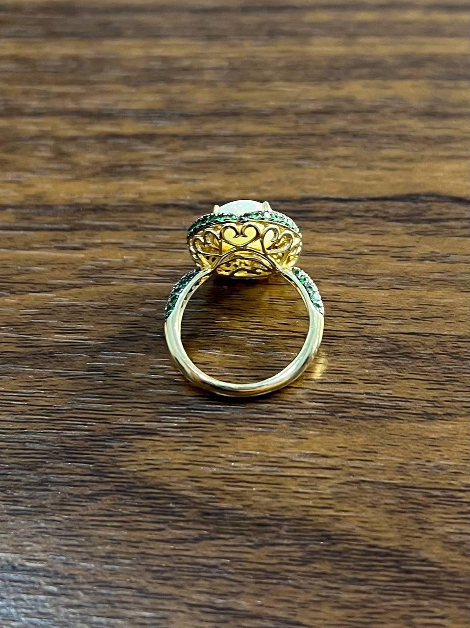 Opale bianco con più diamanti e tsavorite verde incastonata a strati in oro 14 carati in vendita 3