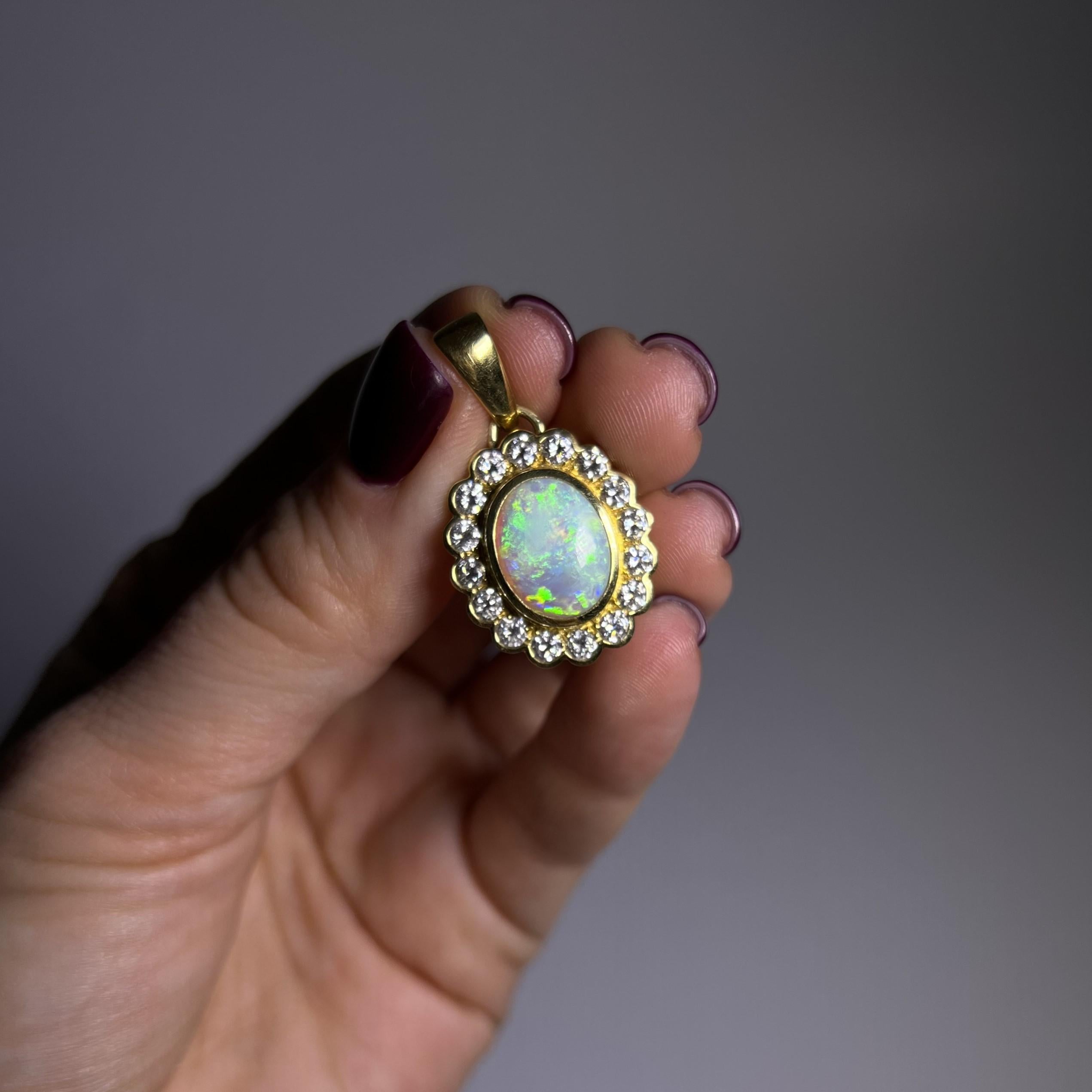Pendentif en or jaune 18 carats avec opale blanche et diamants  en vente 8