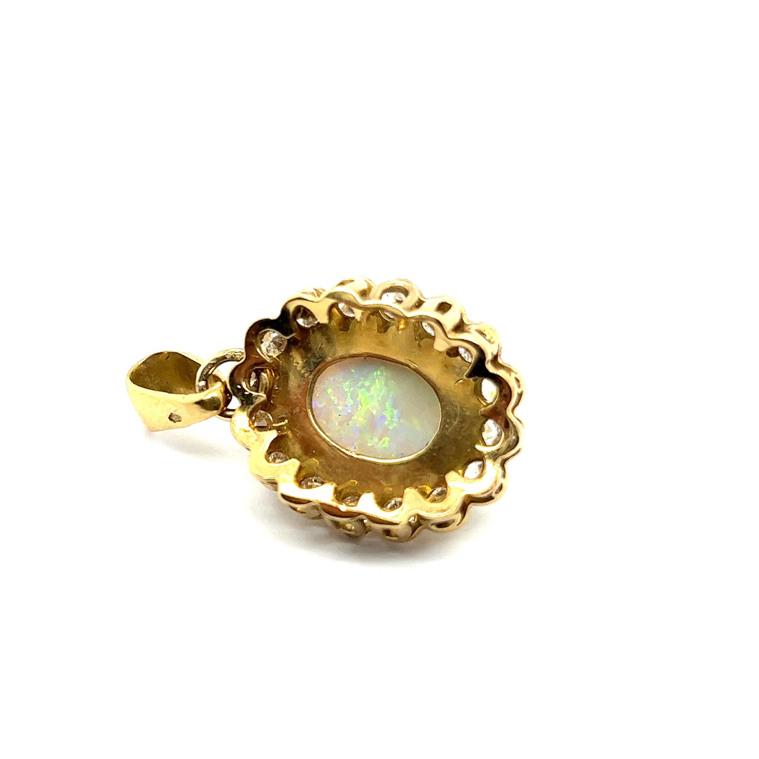 Pendentif en or jaune 18 carats avec opale blanche et diamants  en vente 2
