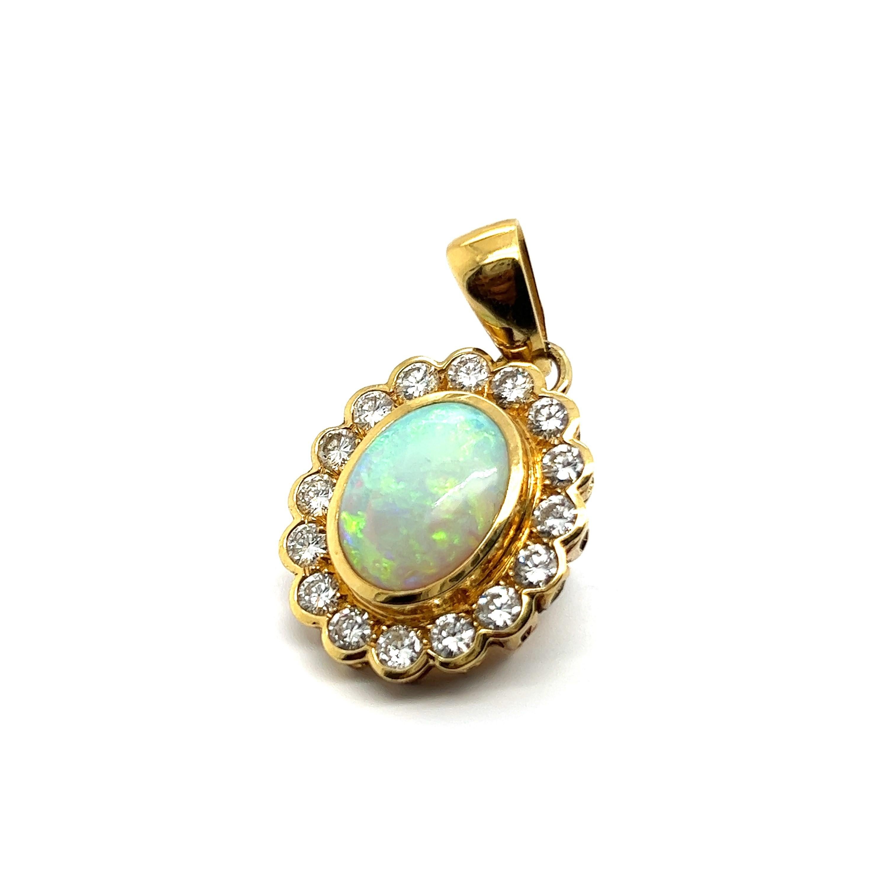 Pendentif en or jaune 18 carats avec opale blanche et diamants  en vente 3