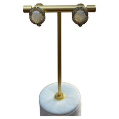 Pendientes de oro de 14 quilates con halo de diamantes y ópalo blanco engastados con pavé