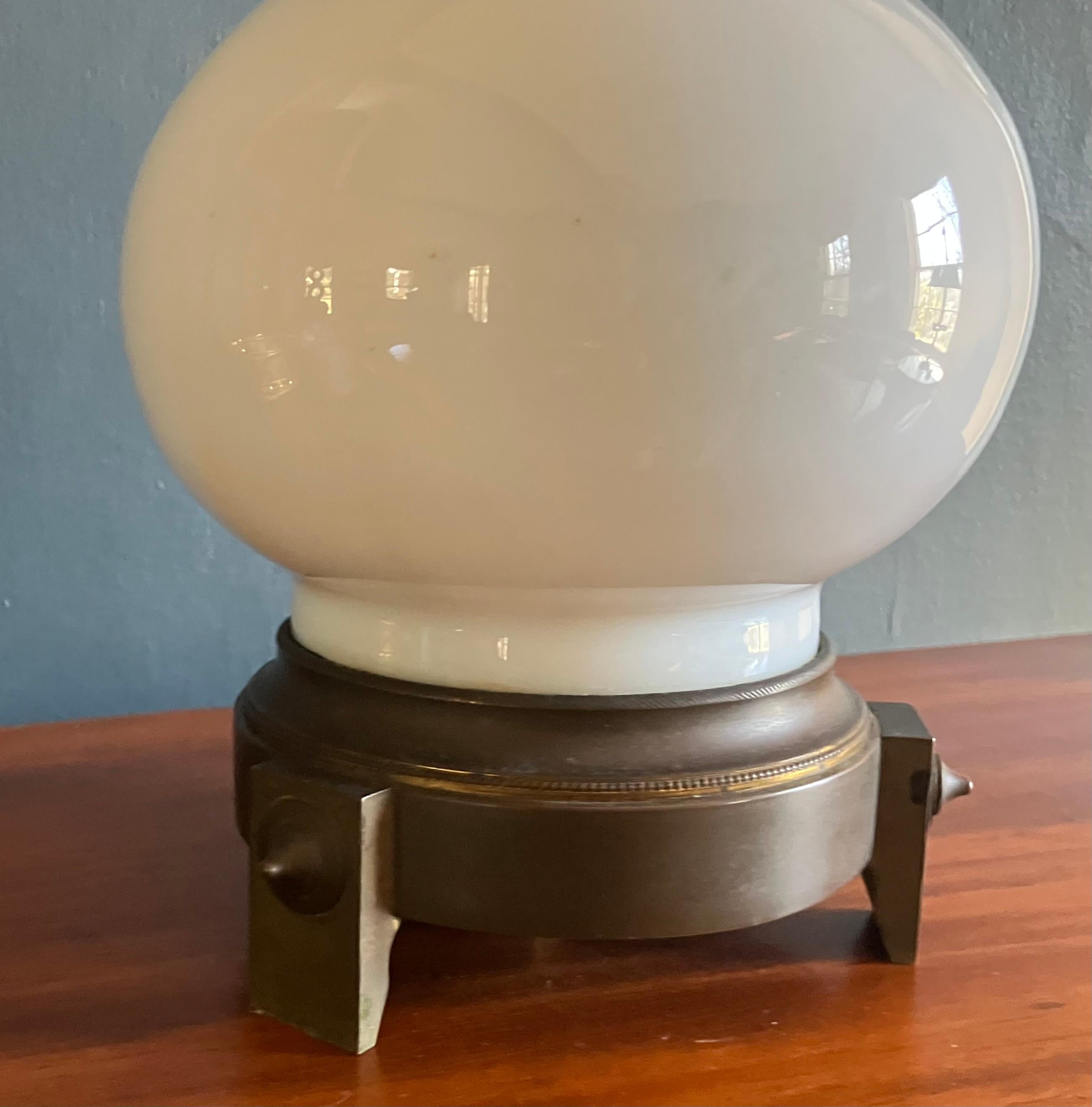 Lampe blanche et laiton en vente 3