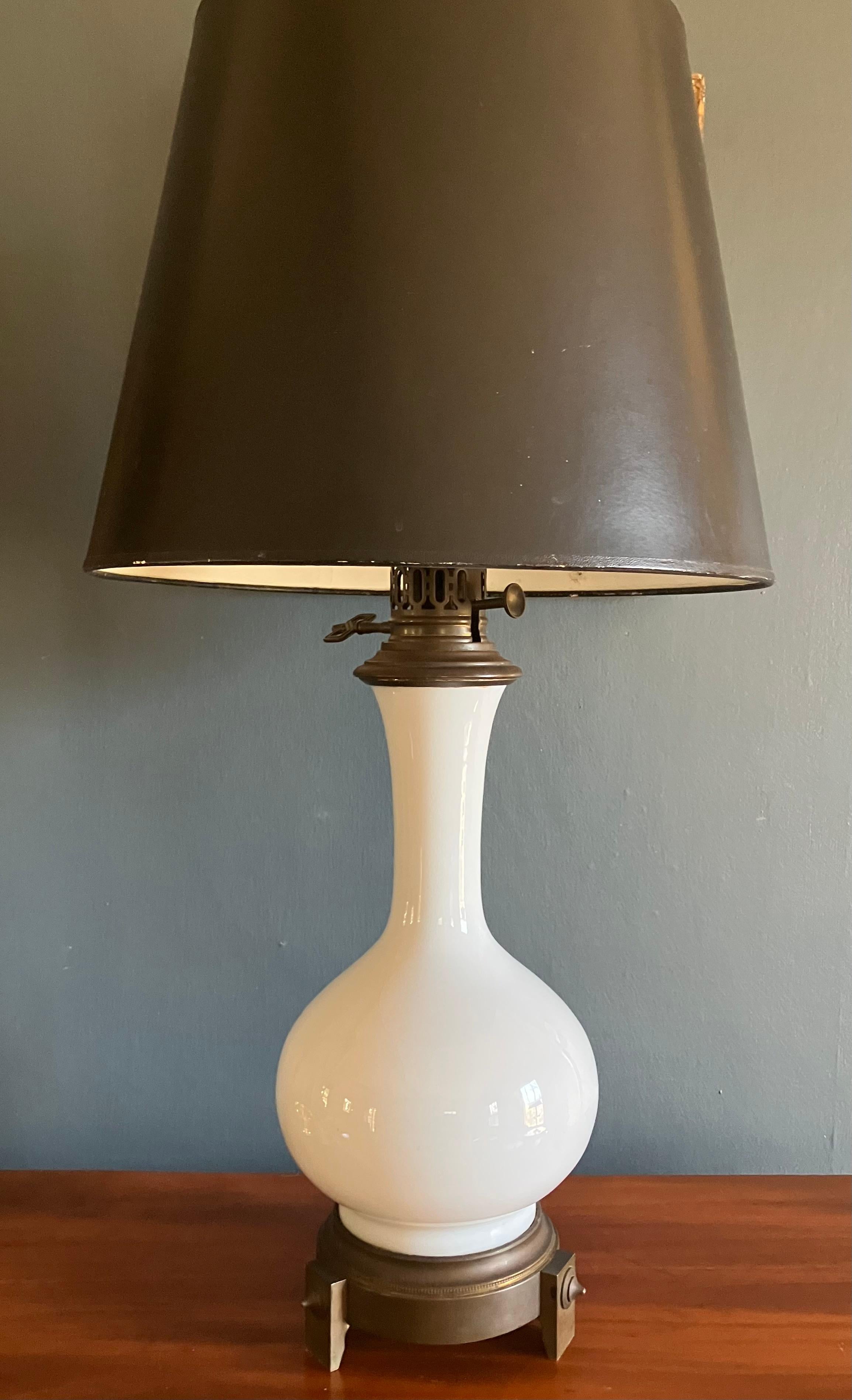 Lampe en opaline blanche et laiton. Lampe vase en verre opalin d'époque Napoléon III, avec collier en laiton et base tripode, montée à l'origine pour le gaz, conservant le collier d'origine à galerie percée avec les ferrures pour le réglage de la