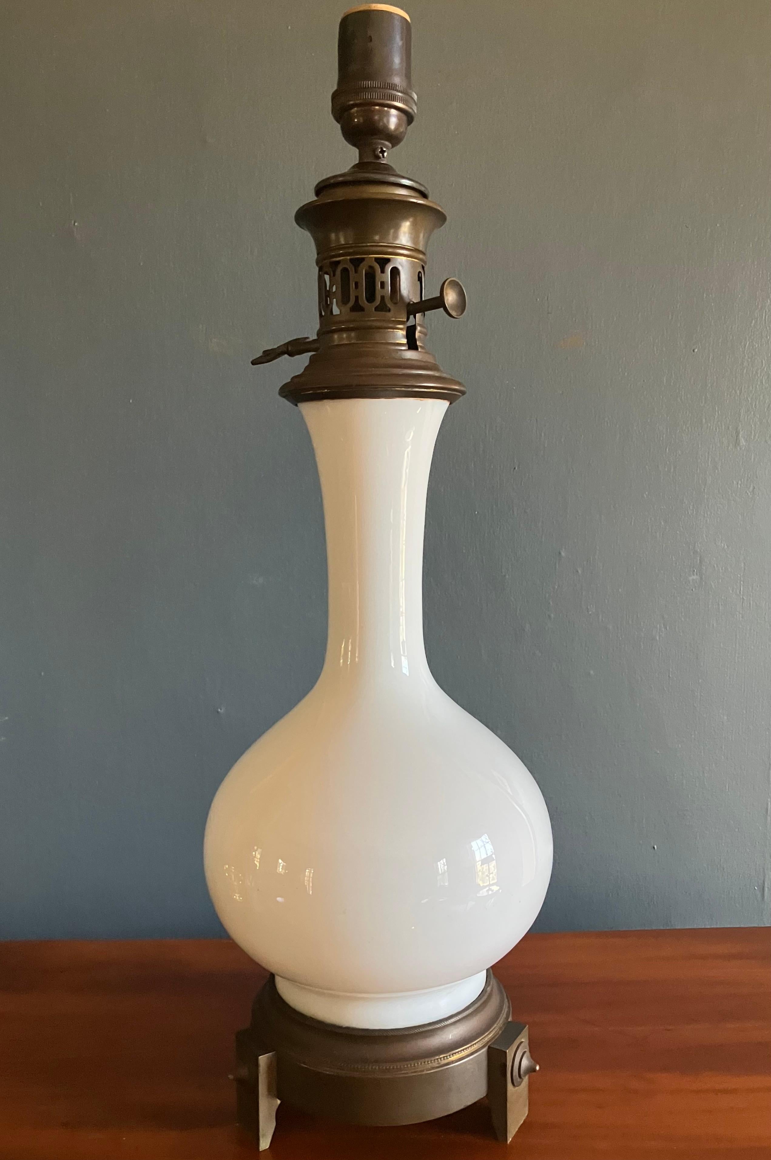 Français Lampe blanche et laiton en vente