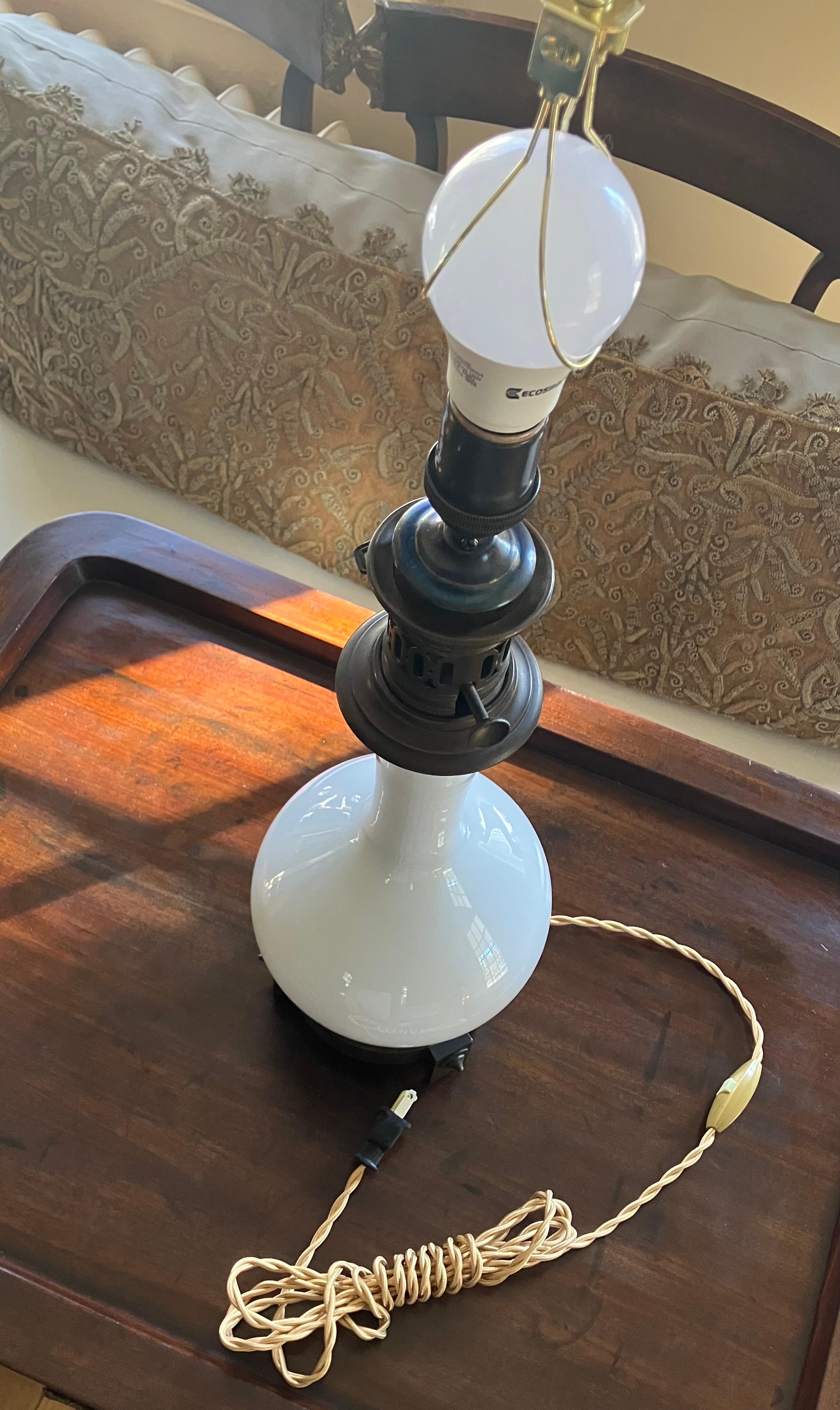 Lampe blanche et laiton Bon état - En vente à New York, NY