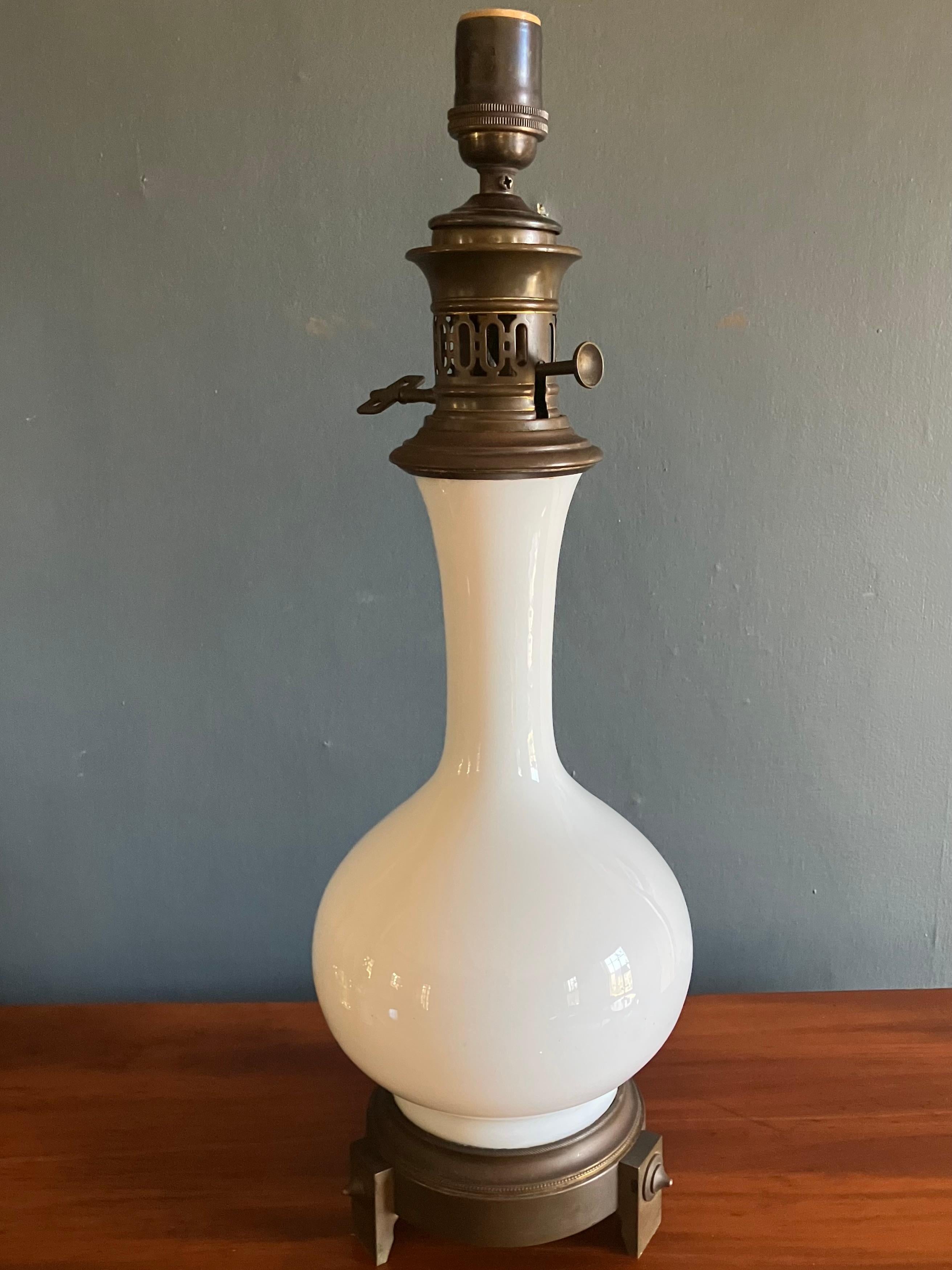 Fin du XIXe siècle Lampe blanche et laiton en vente
