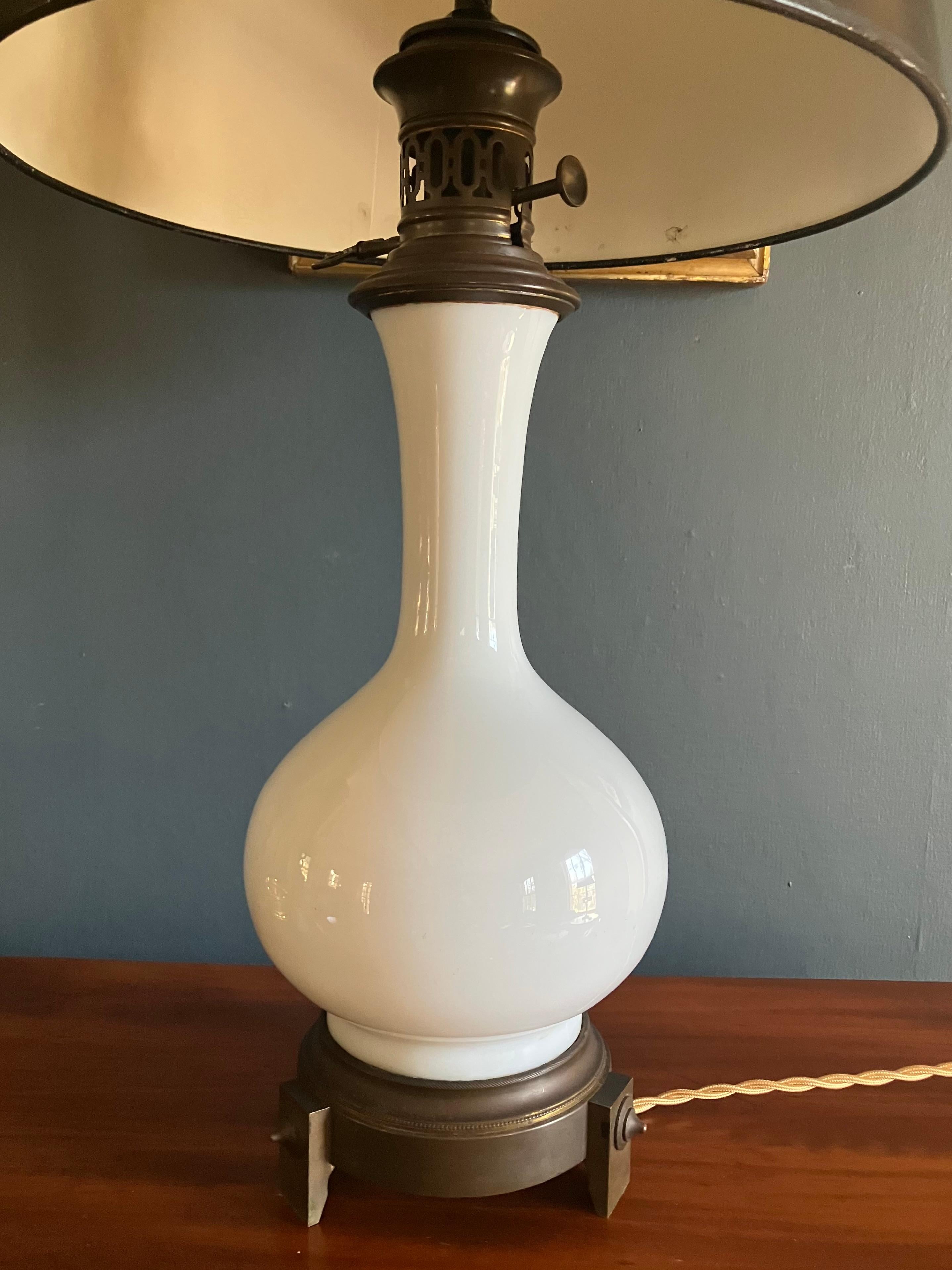 Laiton Lampe blanche et laiton en vente