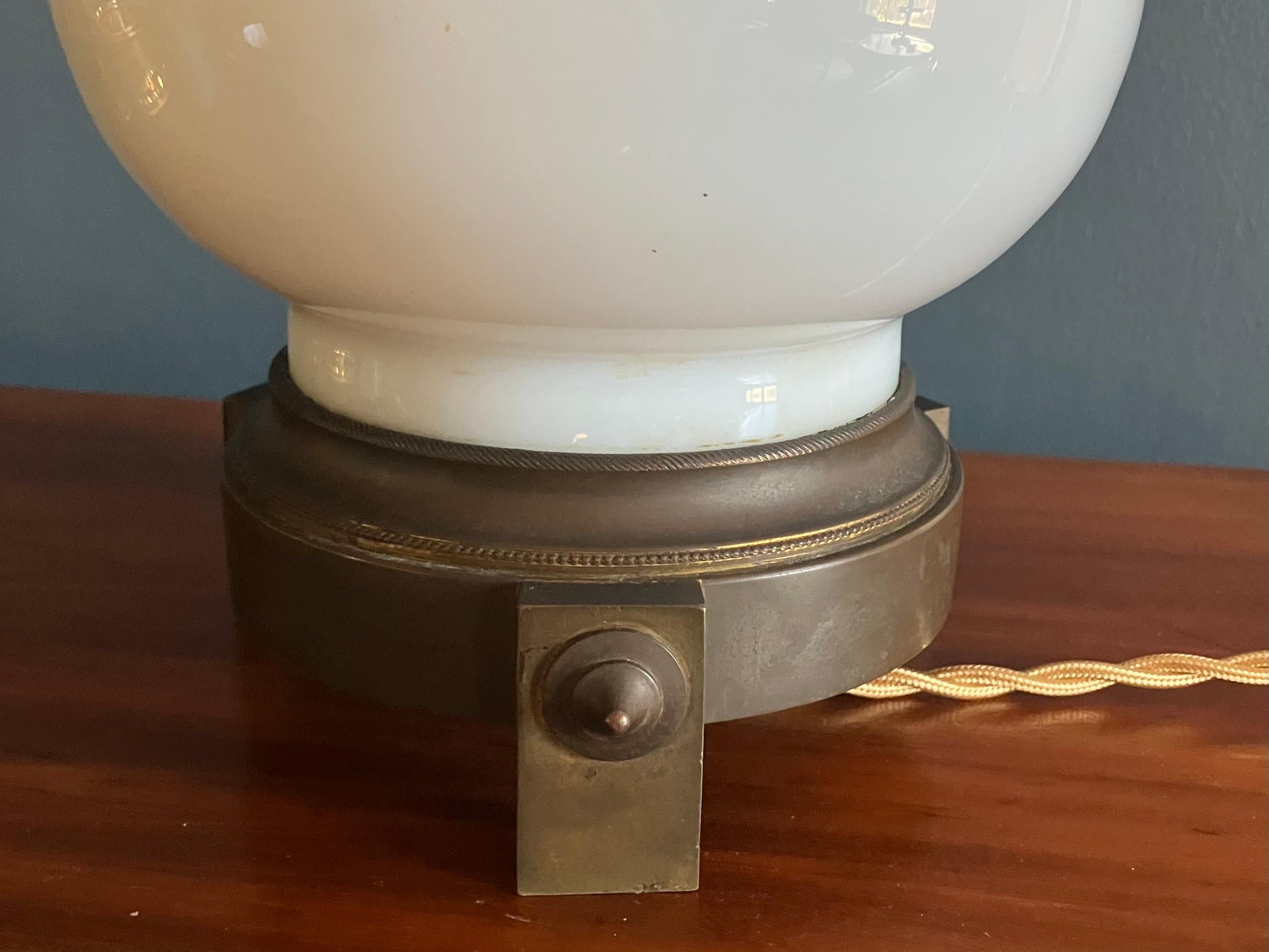 Lampe blanche et laiton en vente 1