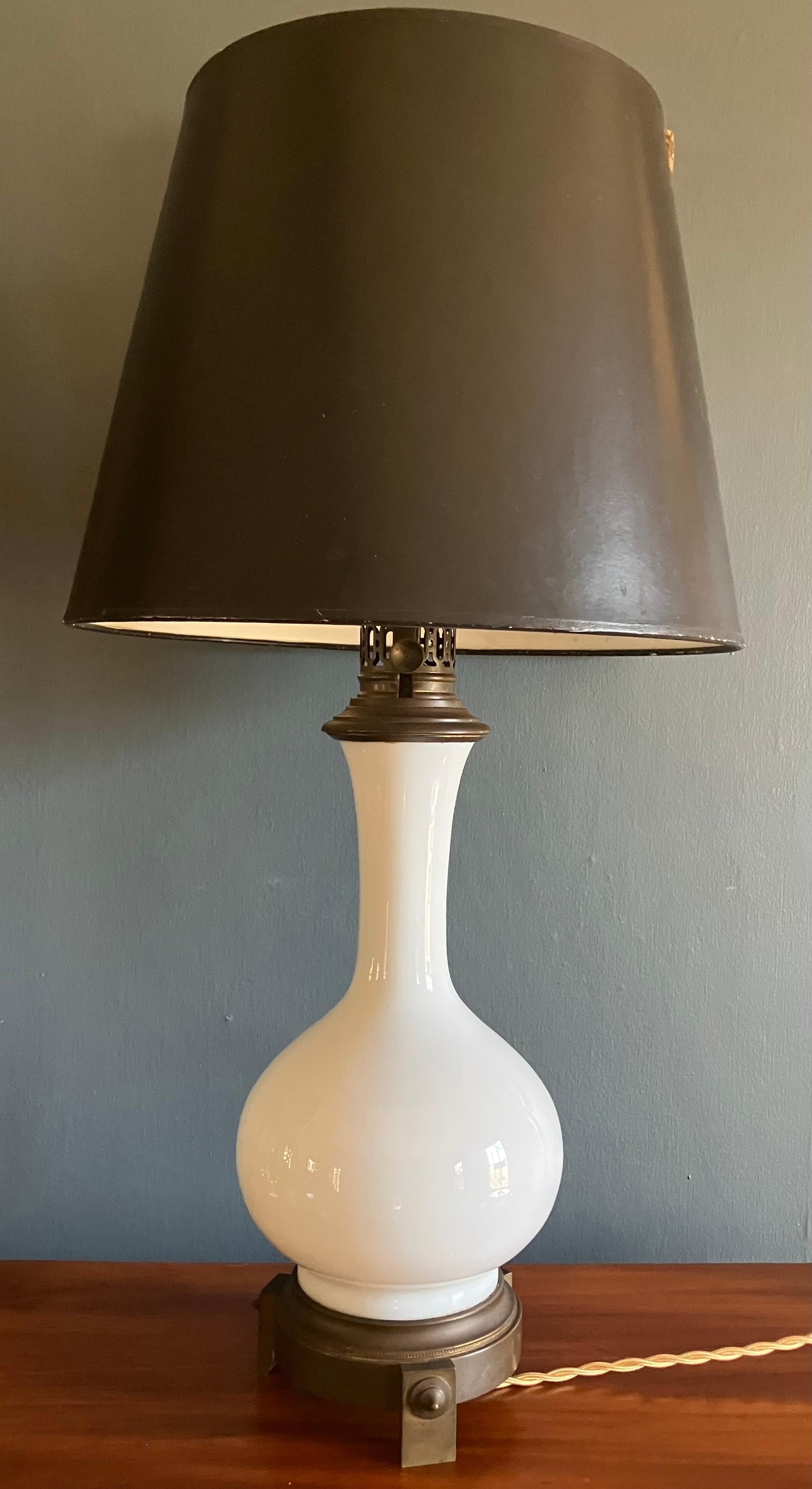 Lampe blanche et laiton en vente 2