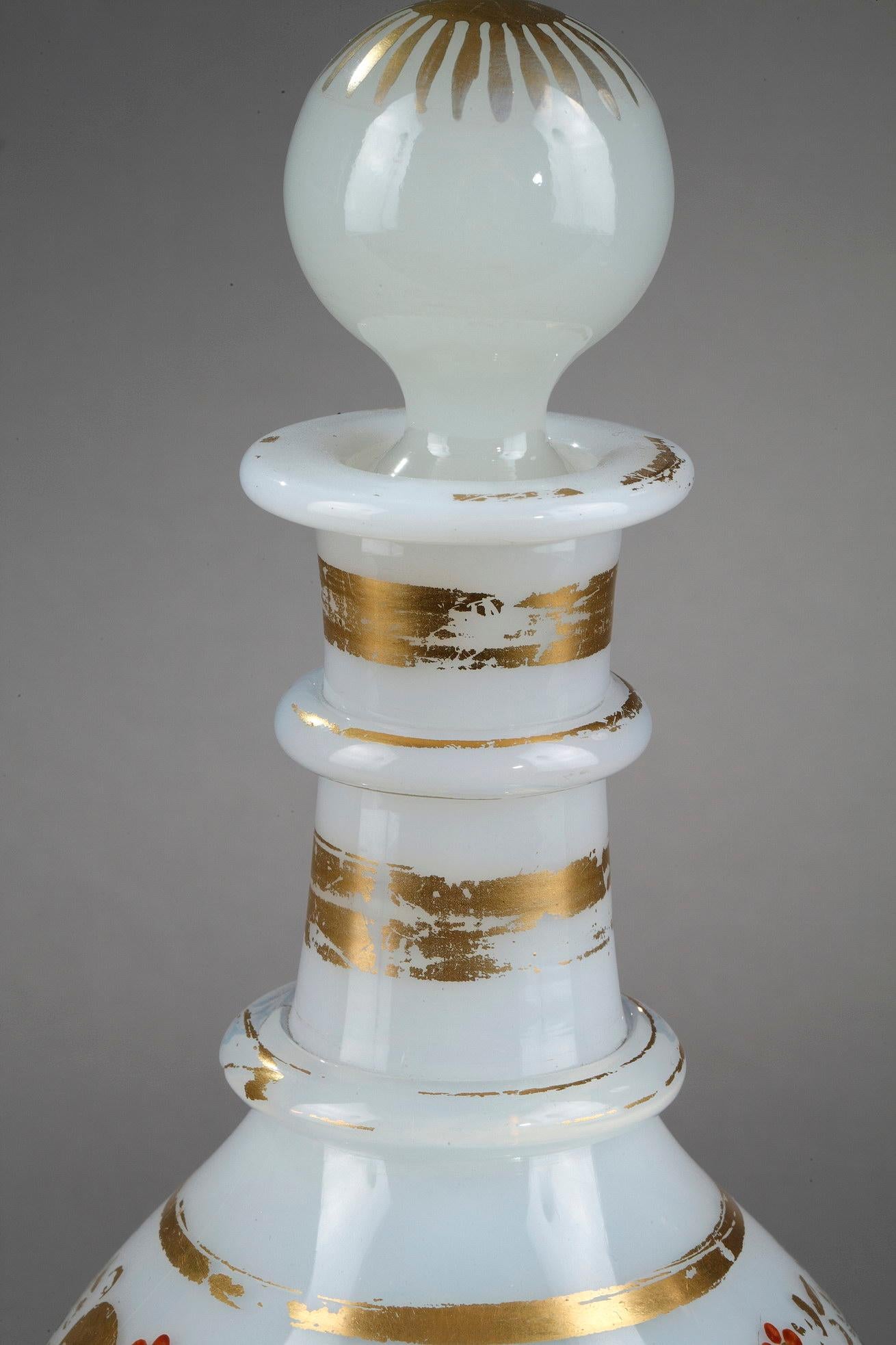 Charles X Boîte en opaline blanche avec décoration Desvignes.  en vente