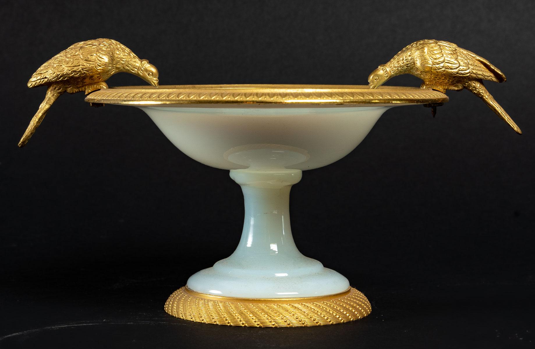 White opaline bowl, 19th century
A Charles X period white opaline cup, 19th century, gilt bronze.
Measures: H: 11 cm, W: 20 cm, D: 13.5 cm.
   