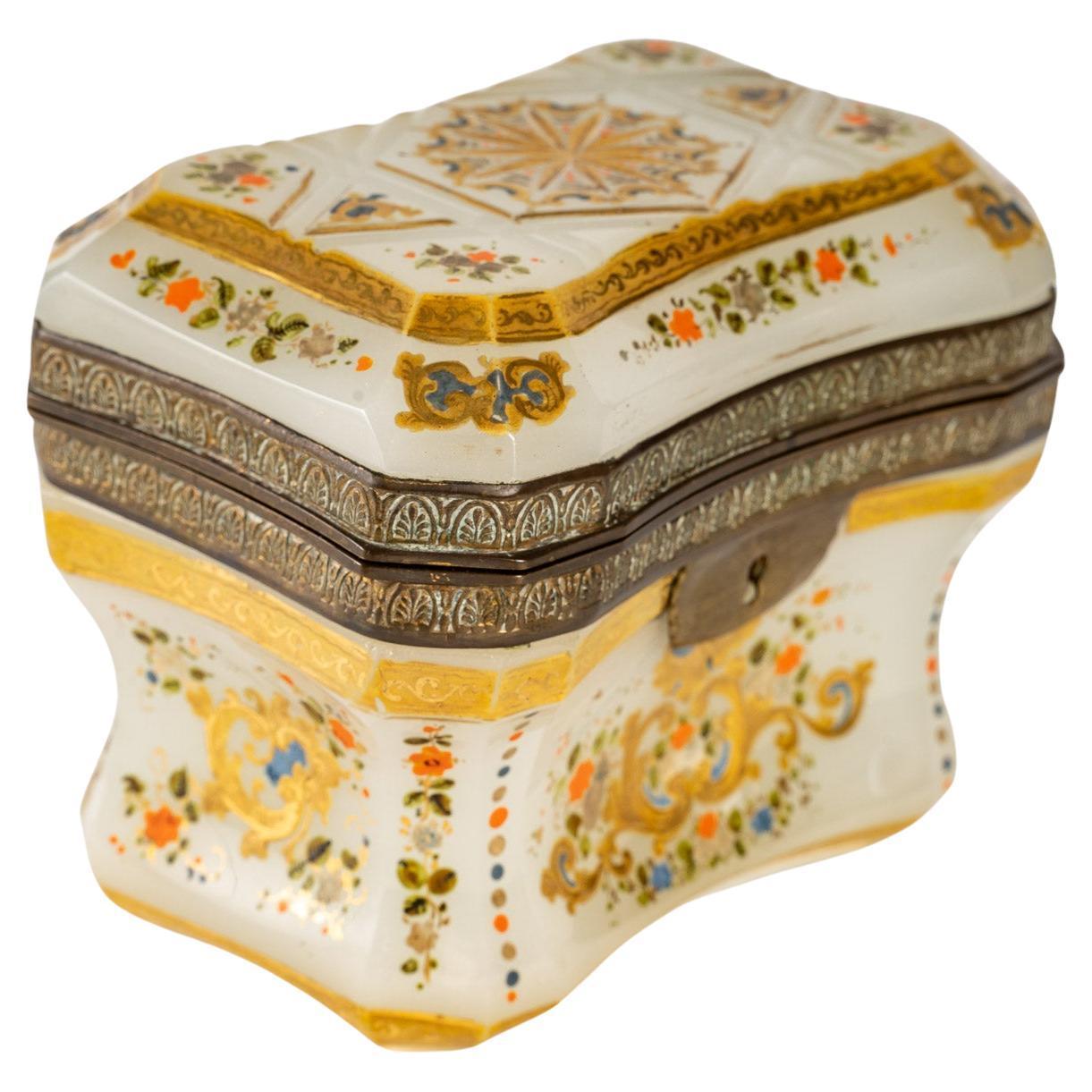 Boîte en opaline blanche, XIXe siècle
Boîte en opaline blanche, émaillée, milieu du XIXe siècle, montée avec du laiton doré.
Dimensions : H : 10,5 cm, L : 13 cm, P : 9 cm.
 