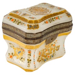 Boîte en opaline blanche, 19e siècle