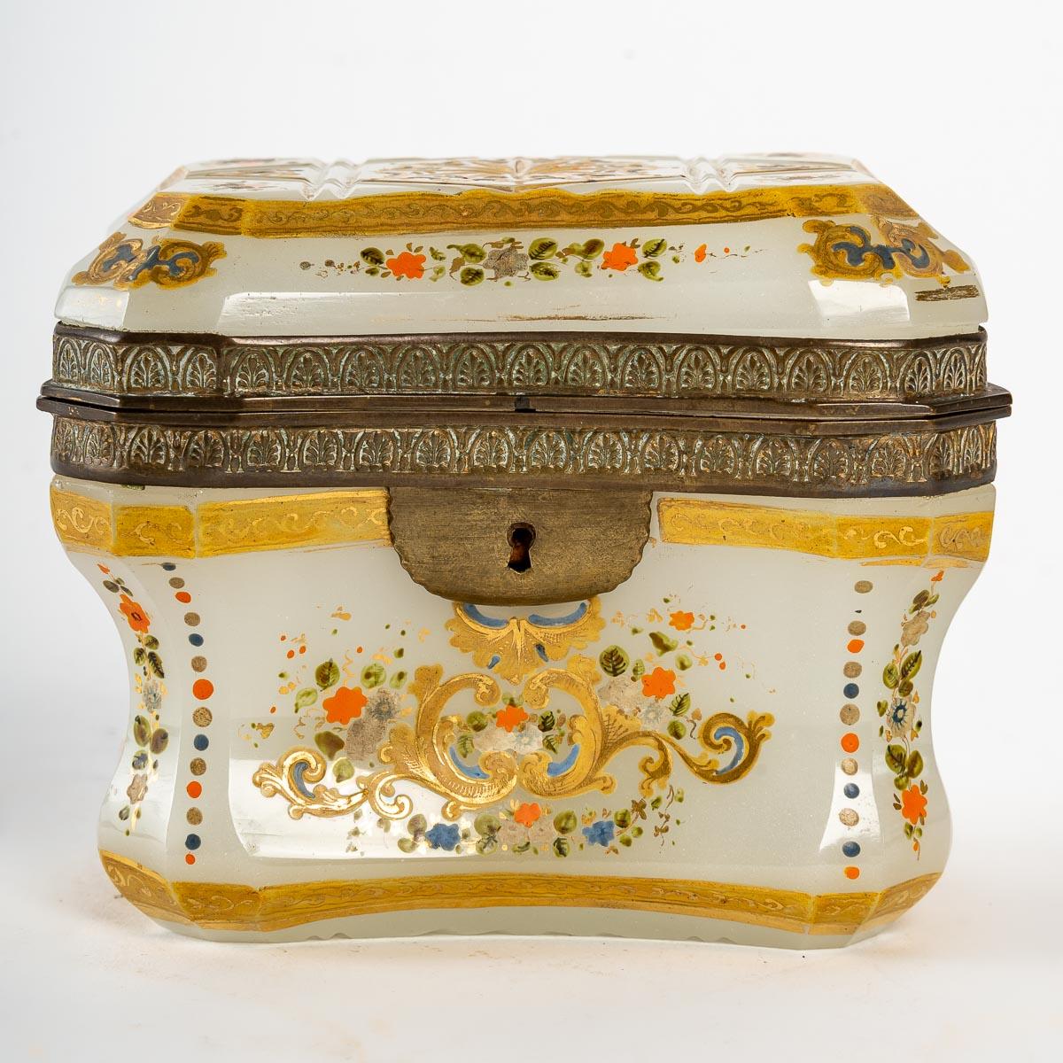 Charles X Boîte en opaline blanche, 19e siècle en vente