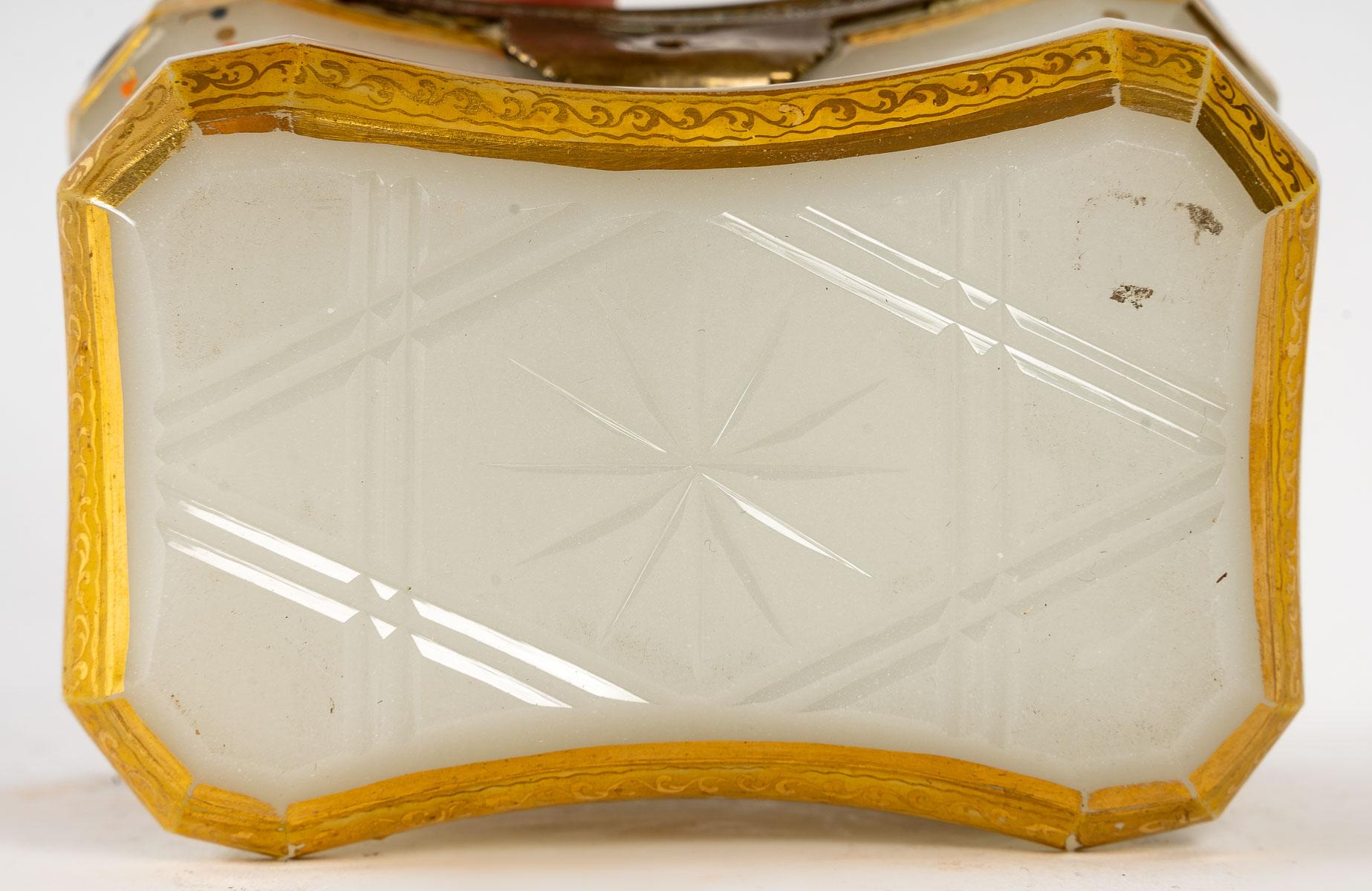 Européen Boîte en opaline blanche, 19e siècle en vente