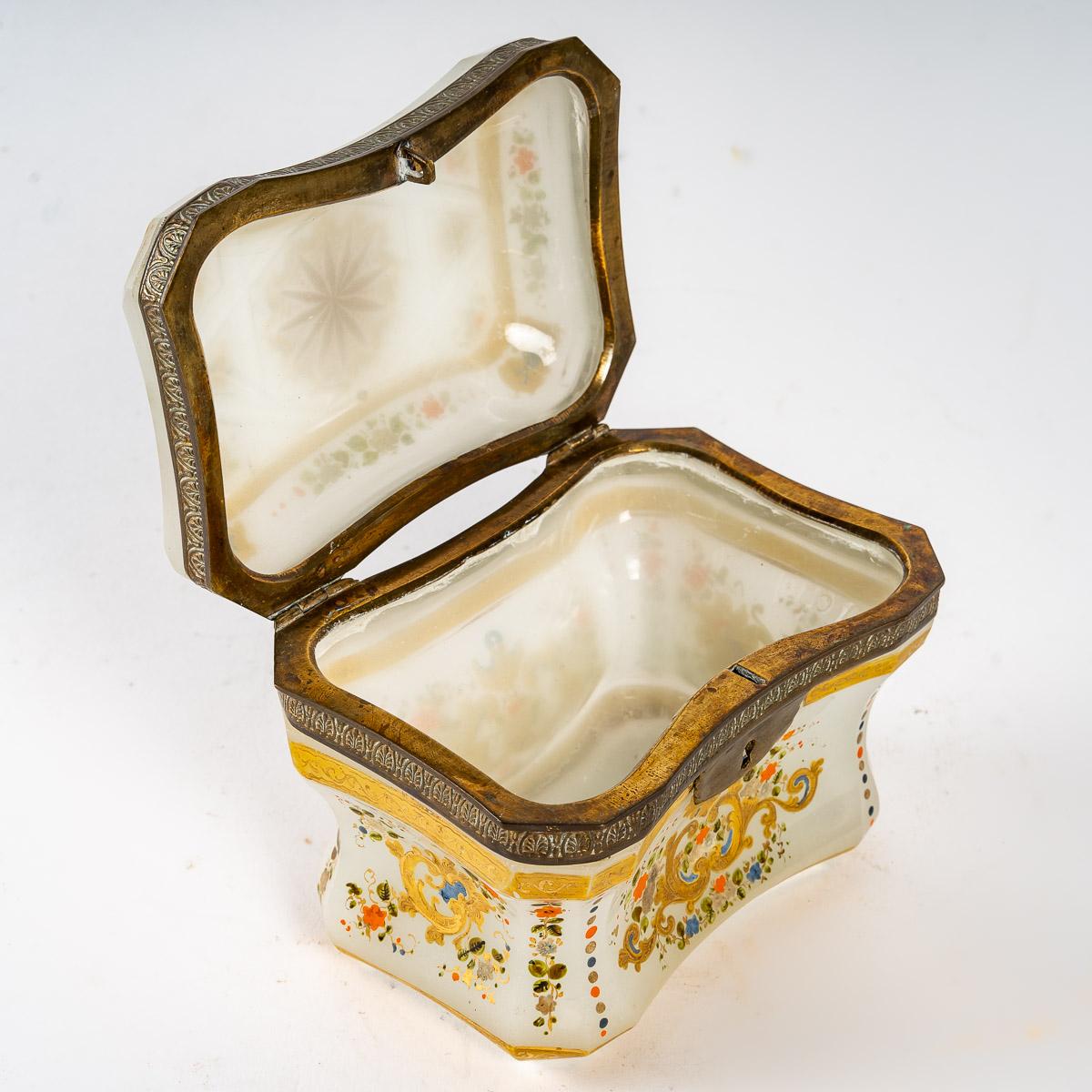 Boîte en opaline blanche, 19e siècle Bon état - En vente à Saint-Ouen, FR
