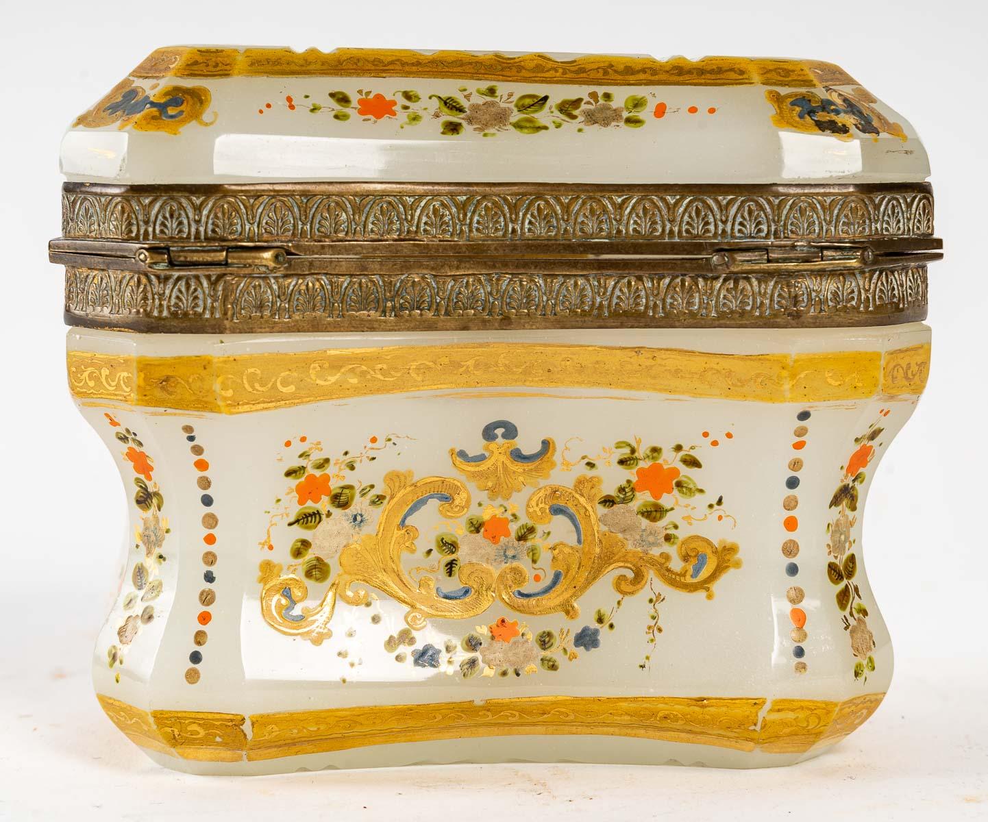 XIXe siècle Boîte en opaline blanche, 19e siècle en vente