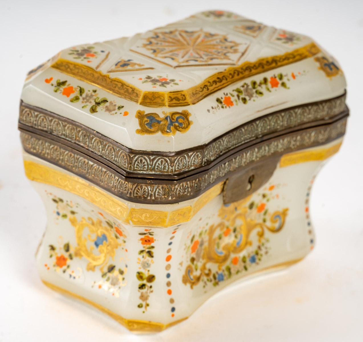 White Opaline Box, 19th Century For Sale 2