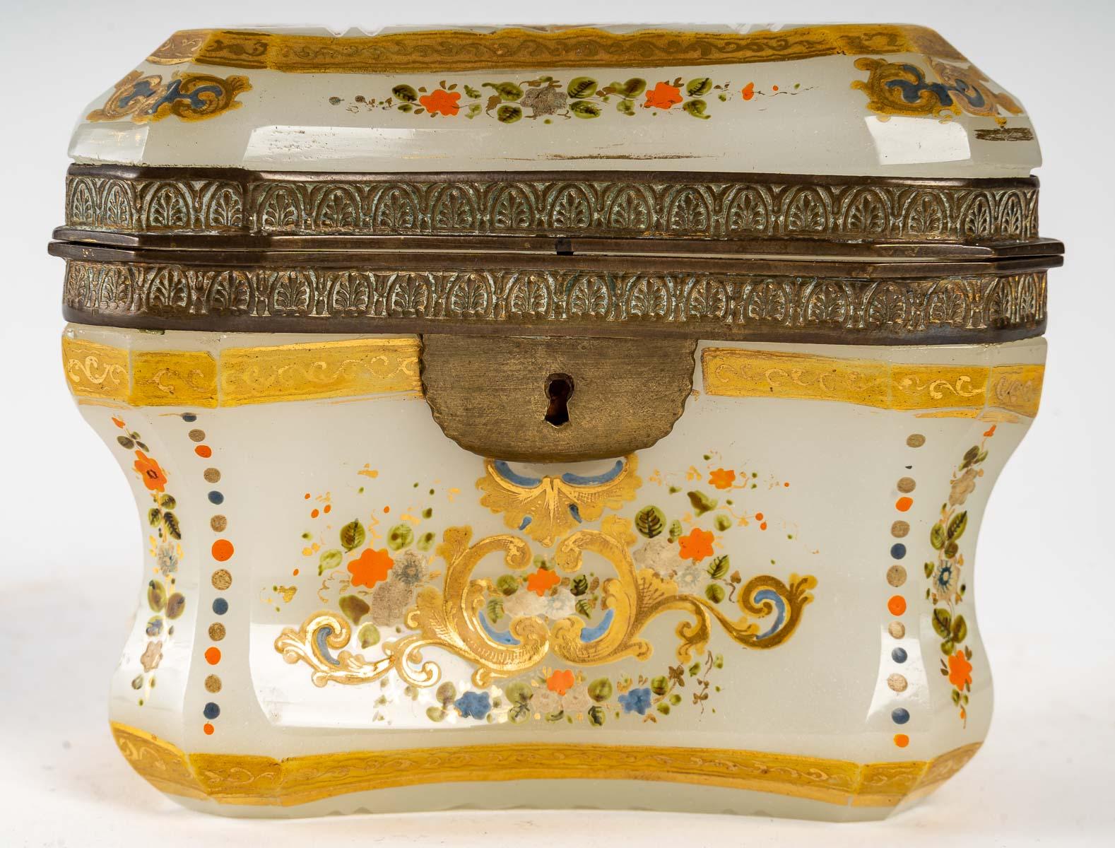 White Opaline Box, 19th Century For Sale 3