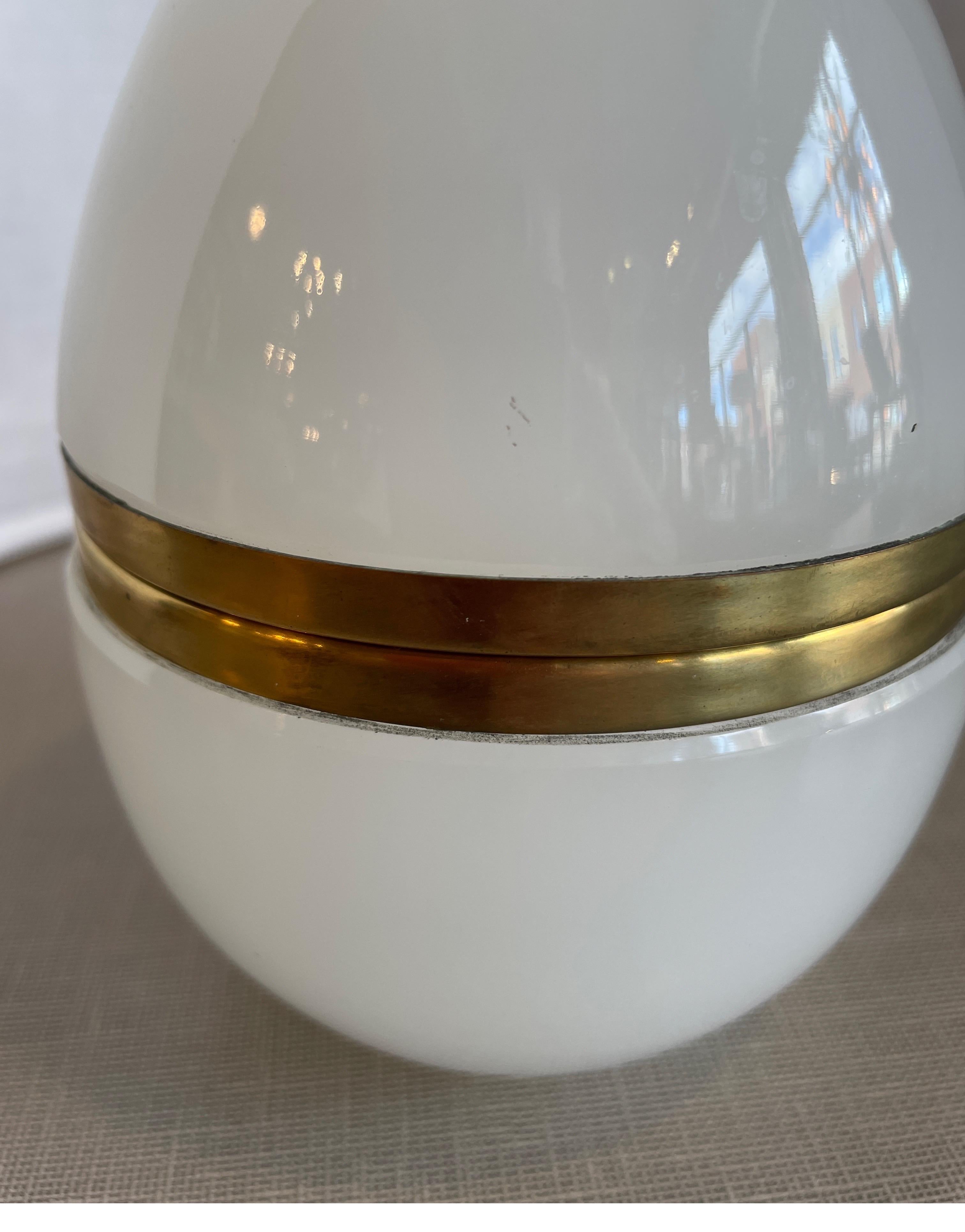 White opaline box In Good Condition For Sale In Chicago, IL