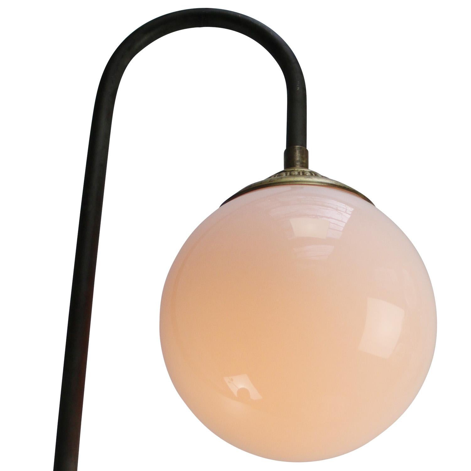 Apliques de fundición de latón blanco opalino siglo XX en venta