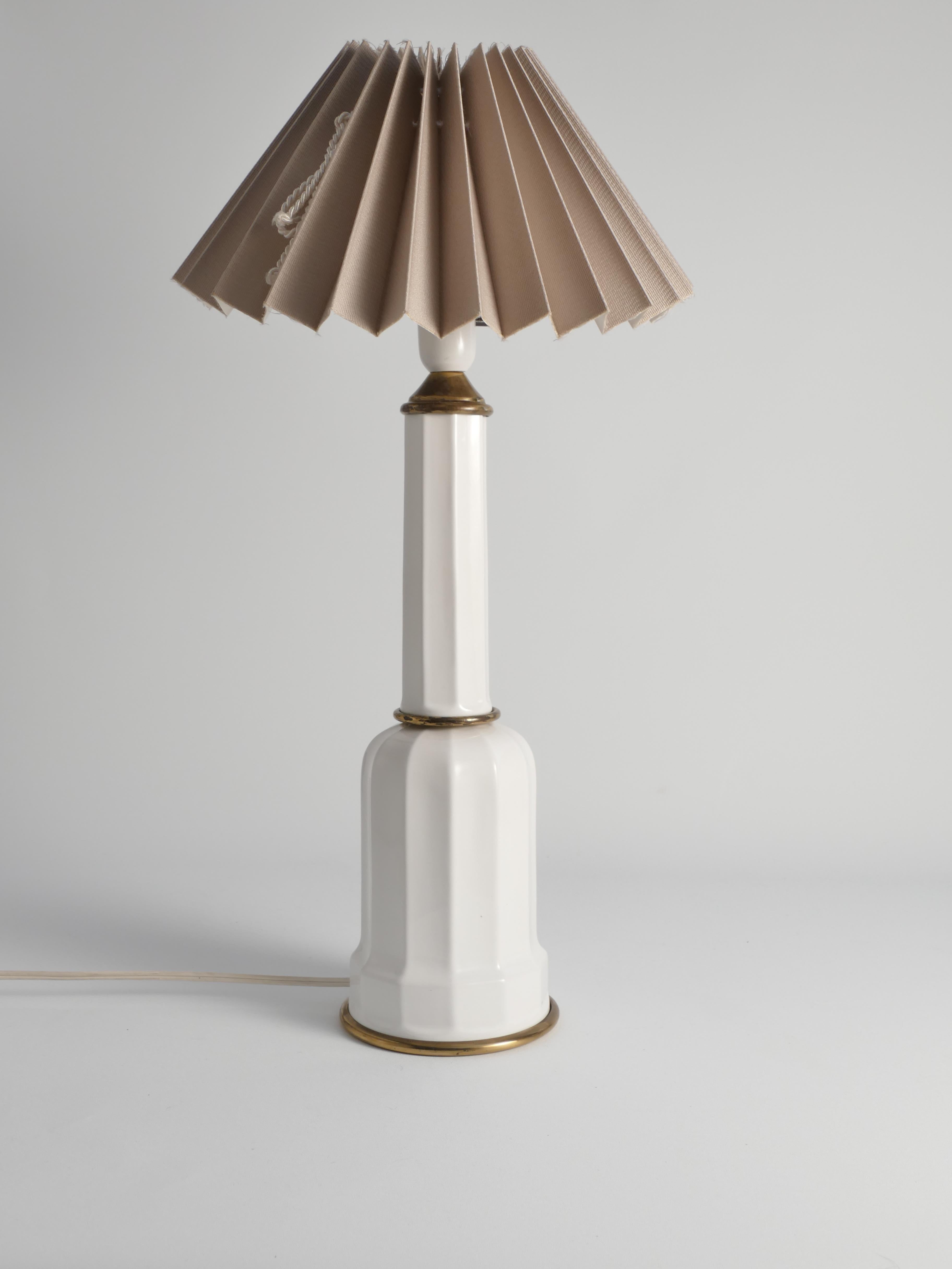 Lampe de table Heiberg en verre opalin blanc et laiton, Danemark, milieu du XIXe siècle en vente 3