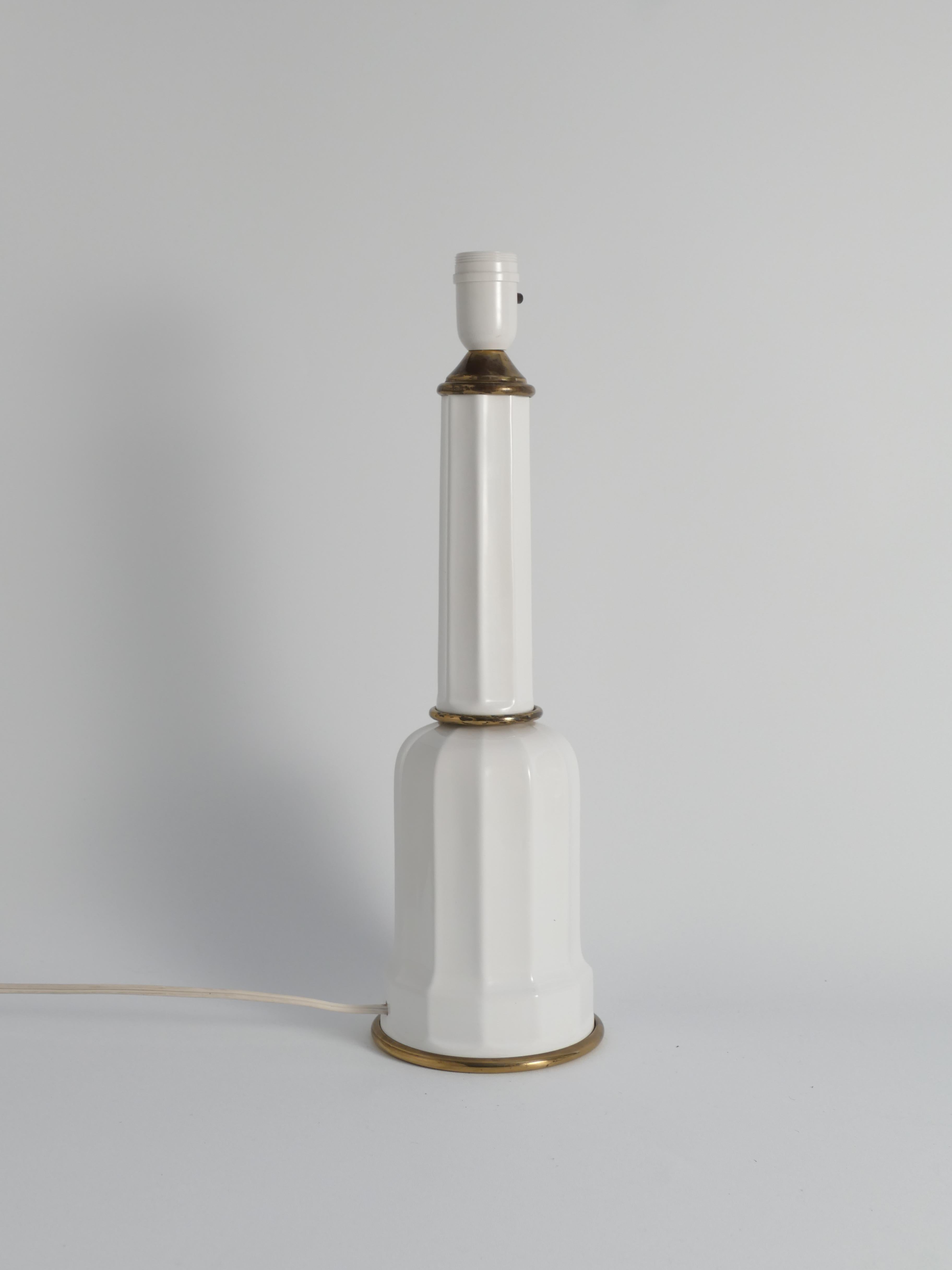 Lampe de table originale Heiberg - Verre opalin blanc et accessoires en laiton
Il s'agit d'un bel exemple d'une lampe de table Eleg originale, une pièce antique élégante avec une histoire riche. Le nom de la lampe est dérivé d'une peinture de