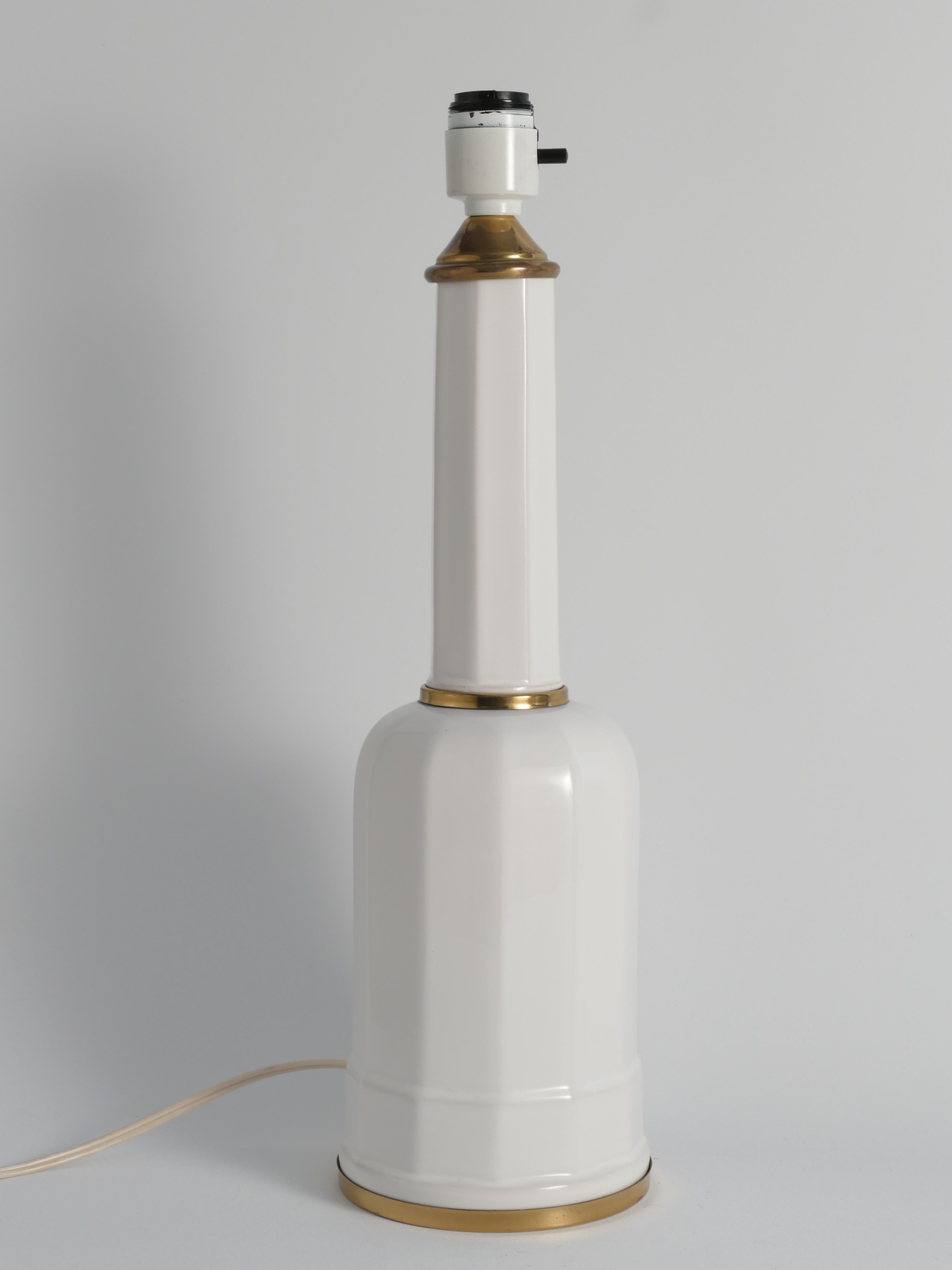 Lampe de table originale Heiberg - Verre opalin blanc et accessoires en laiton
Il s'agit d'un bel exemple d'une lampe de table Eleg originale, une pièce antique élégante avec une histoire riche. Le nom de la lampe est dérivé d'une peinture de