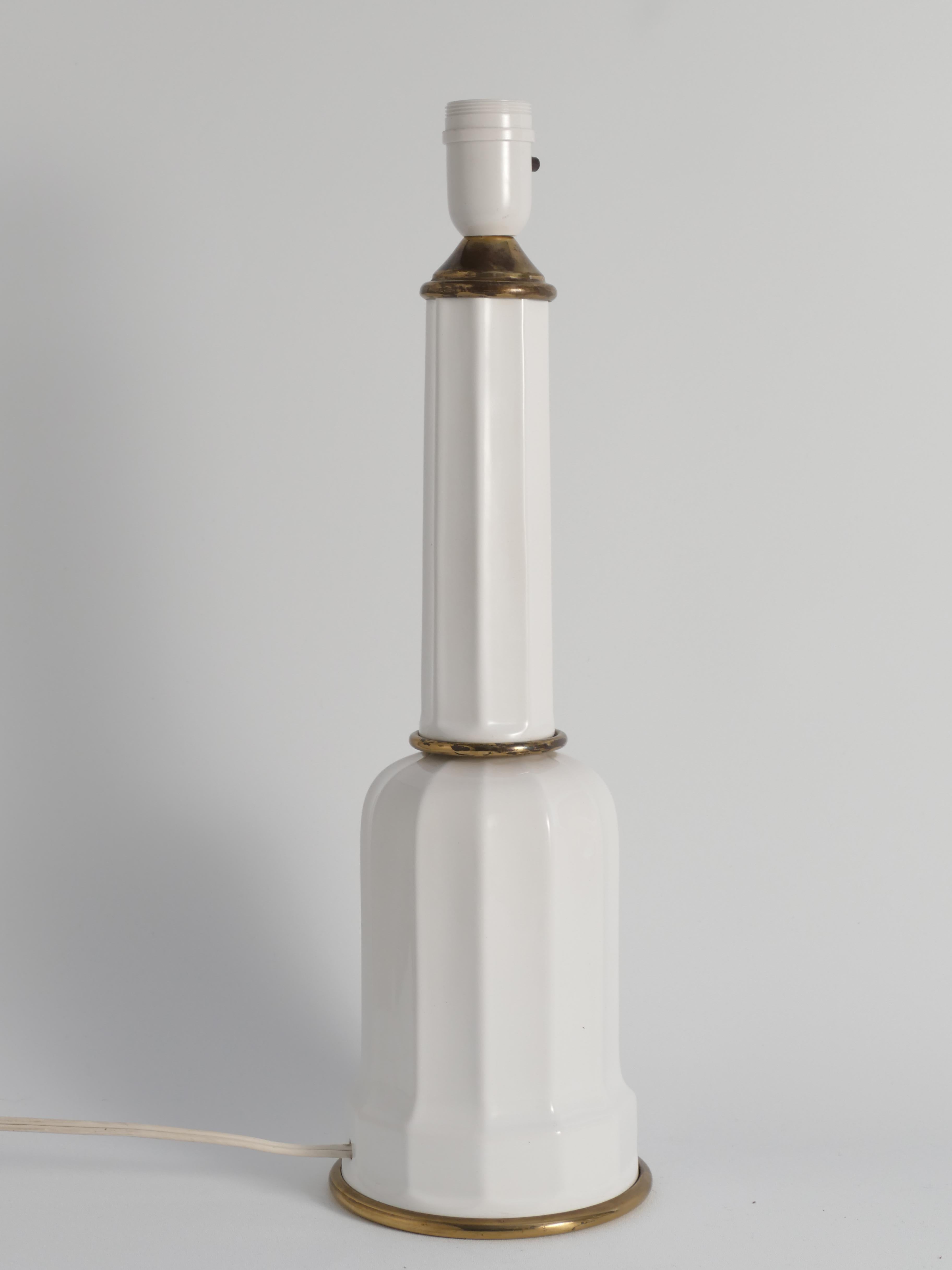 Victorien Lampe de table Heiberg en verre opalin blanc et laiton, Danemark, milieu du XIXe siècle en vente