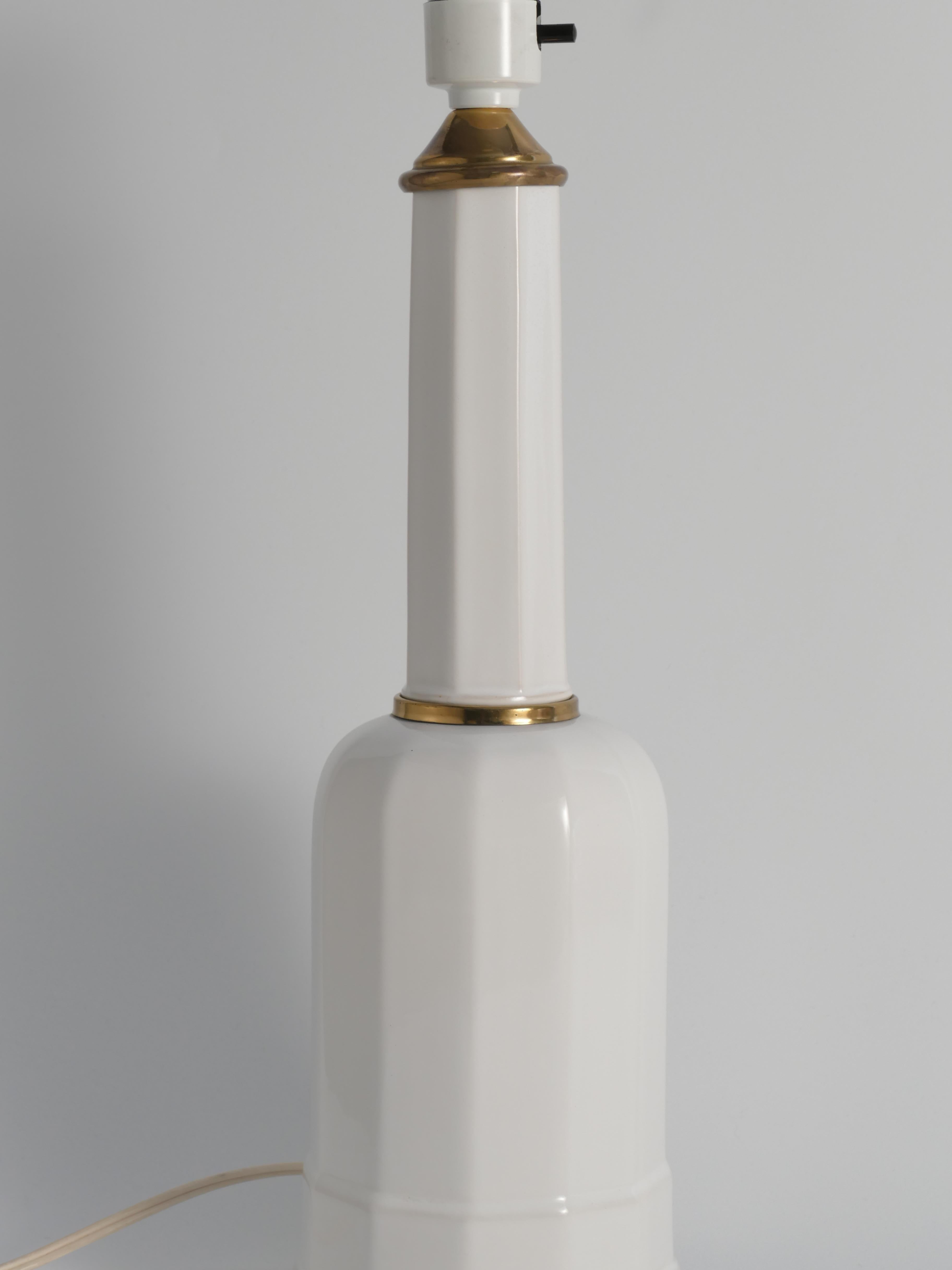 Victorien Lampe de table Heiberg en verre opalin blanc et laiton, Danemark, milieu du XIXe siècle en vente