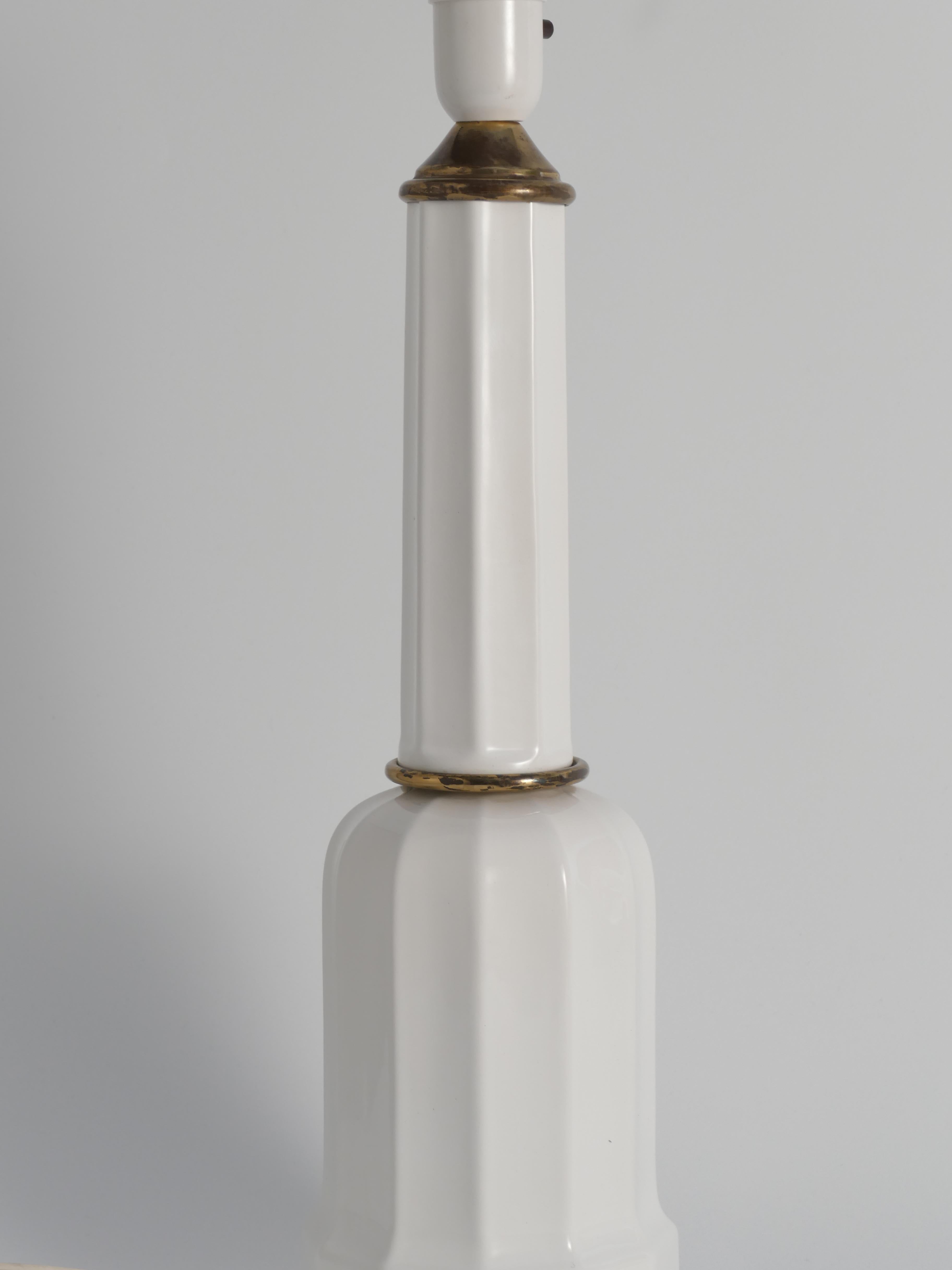 Danois Lampe de table Heiberg en verre opalin blanc et laiton, Danemark, milieu du XIXe siècle en vente