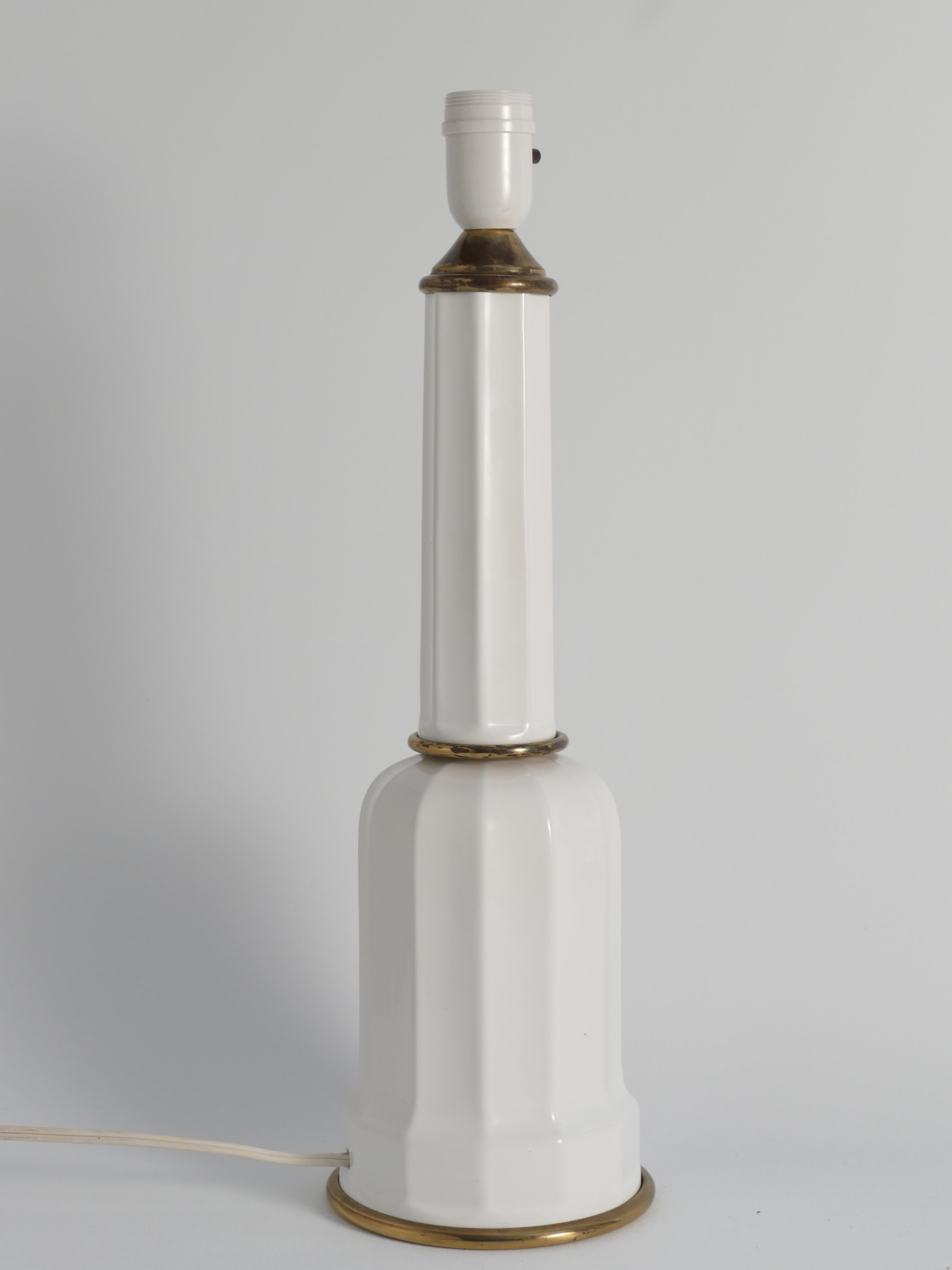 Fait main Lampe de table Heiberg en verre opalin blanc et laiton, Danemark, milieu du XIXe siècle en vente