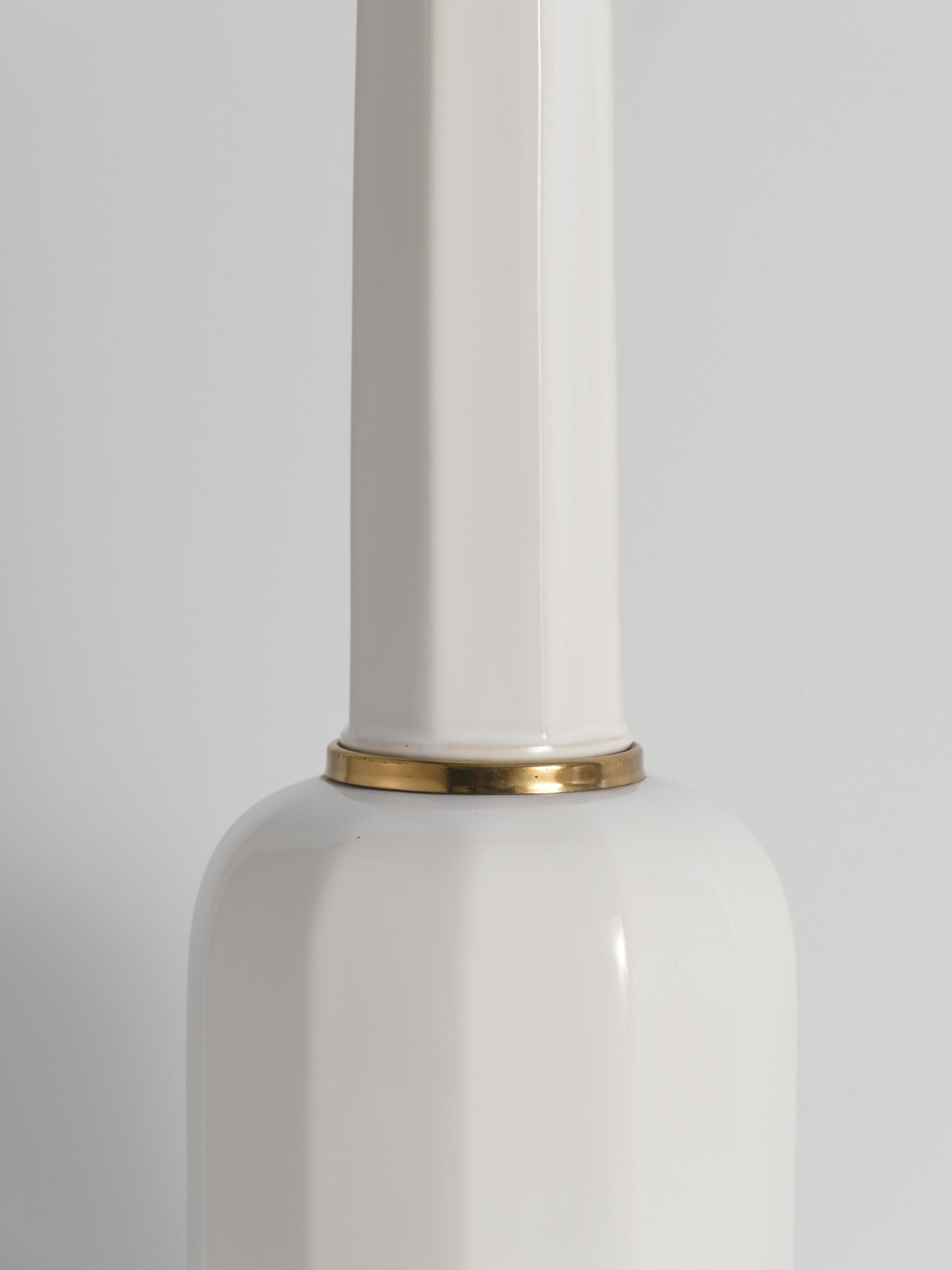 Fait main Lampe de table Heiberg en verre opalin blanc et laiton, Danemark, milieu du XIXe siècle en vente