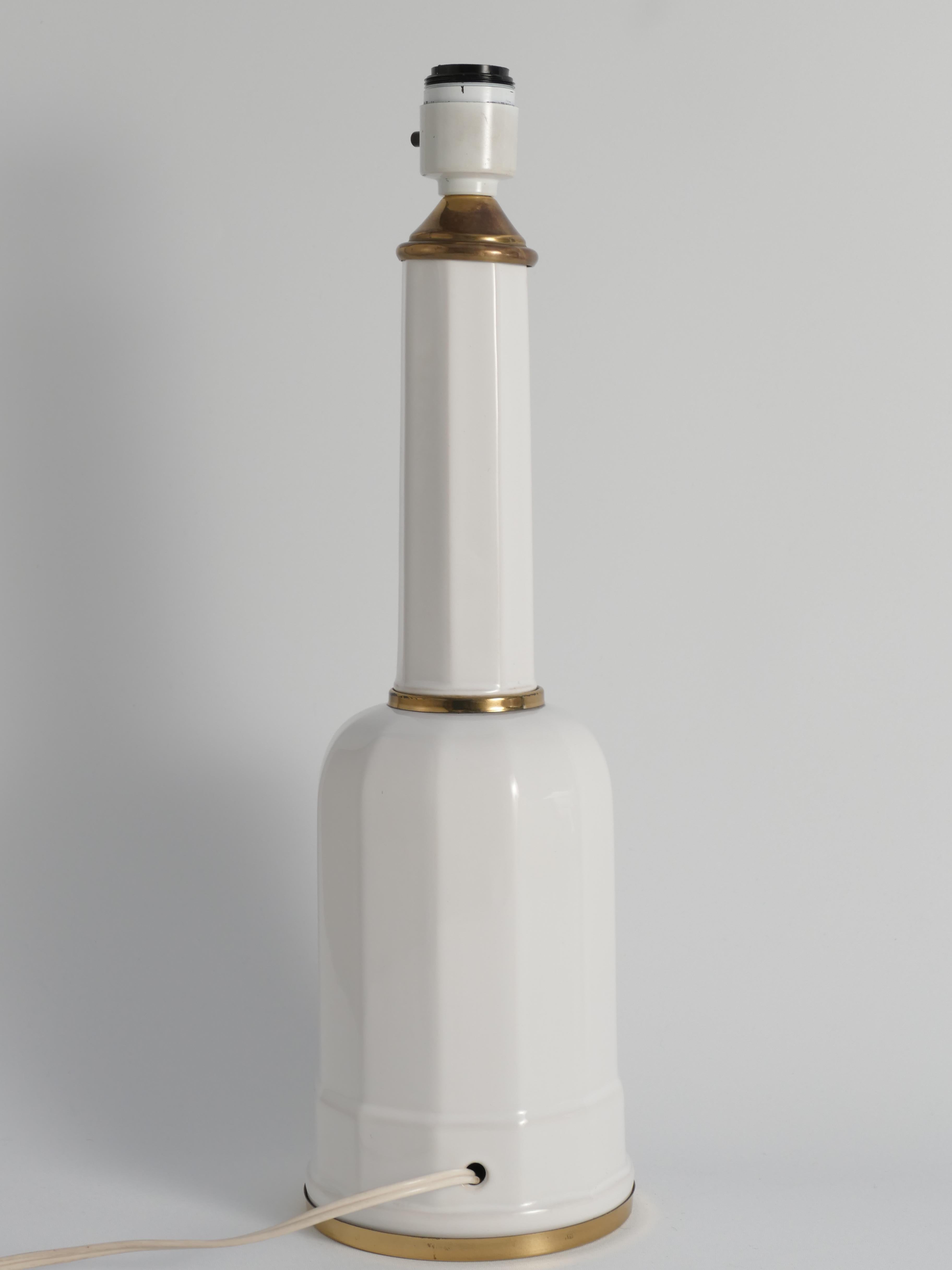 Lampe de table Heiberg en verre opalin blanc et laiton, Danemark, milieu du XIXe siècle Bon état - En vente à Grythyttan, SE