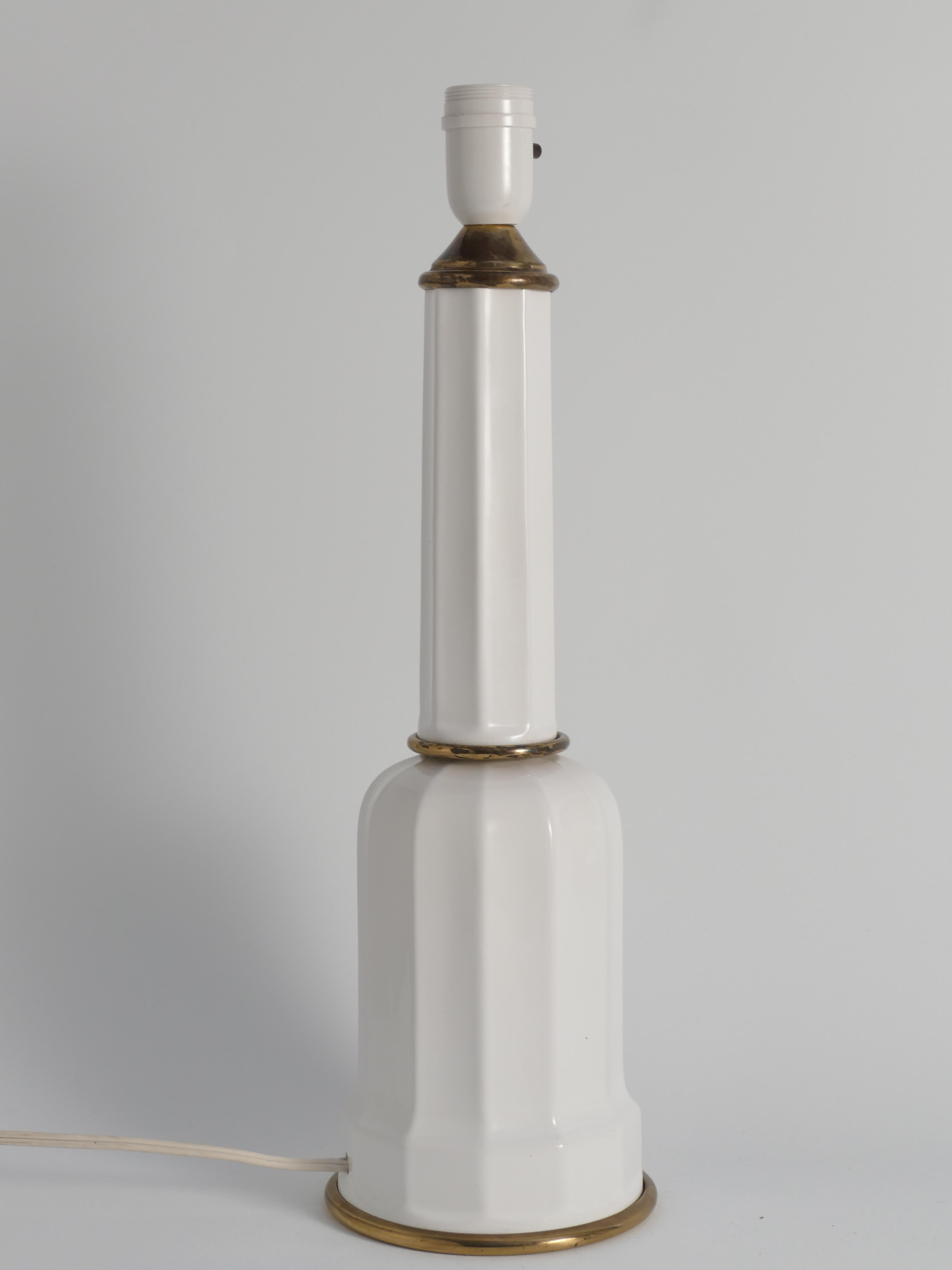 Verre opalin Lampe de table Heiberg en verre opalin blanc et laiton, Danemark, milieu du XIXe siècle en vente