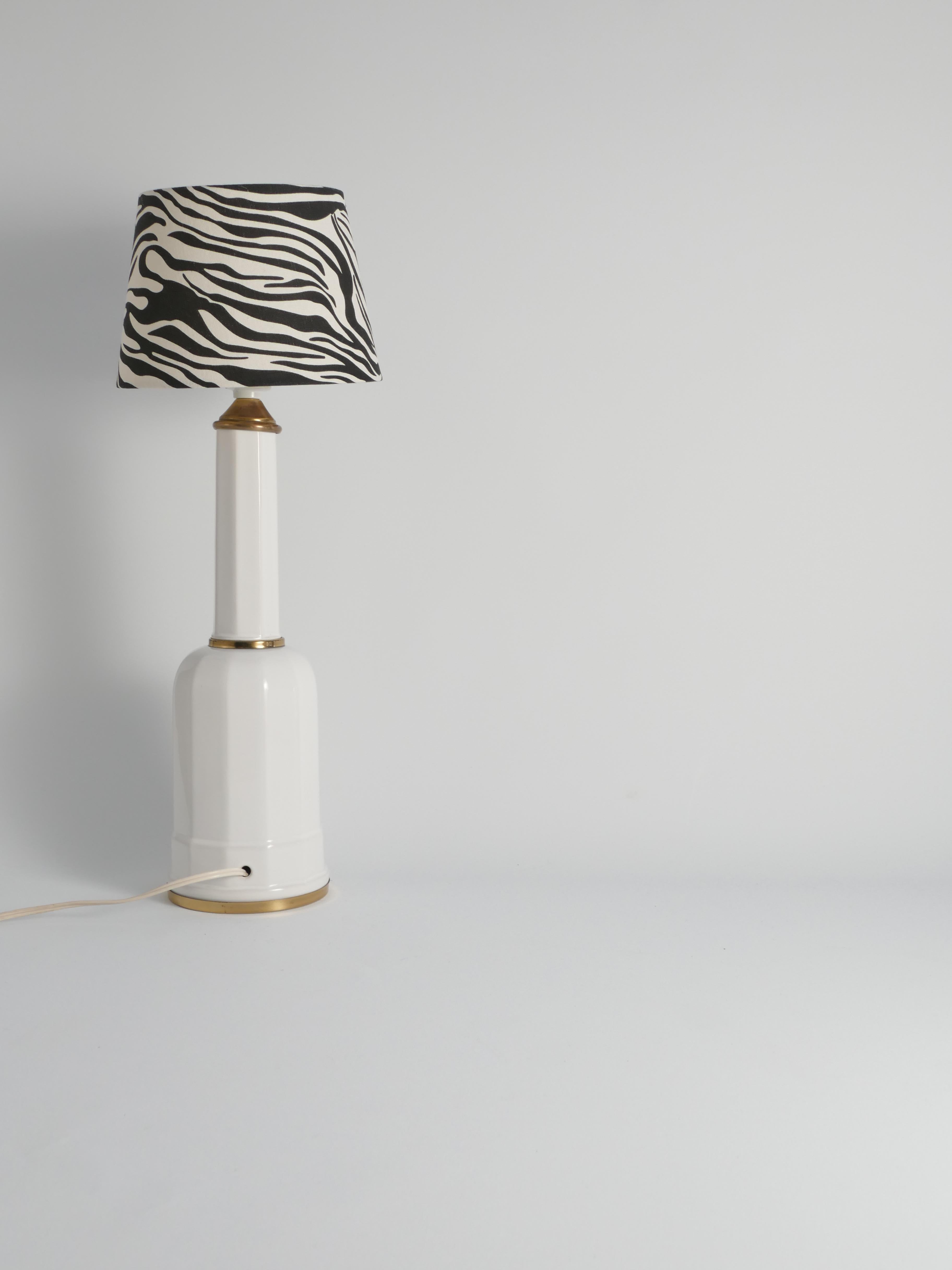 Laiton Lampe de table Heiberg en verre opalin blanc et laiton, Danemark, milieu du XIXe siècle en vente