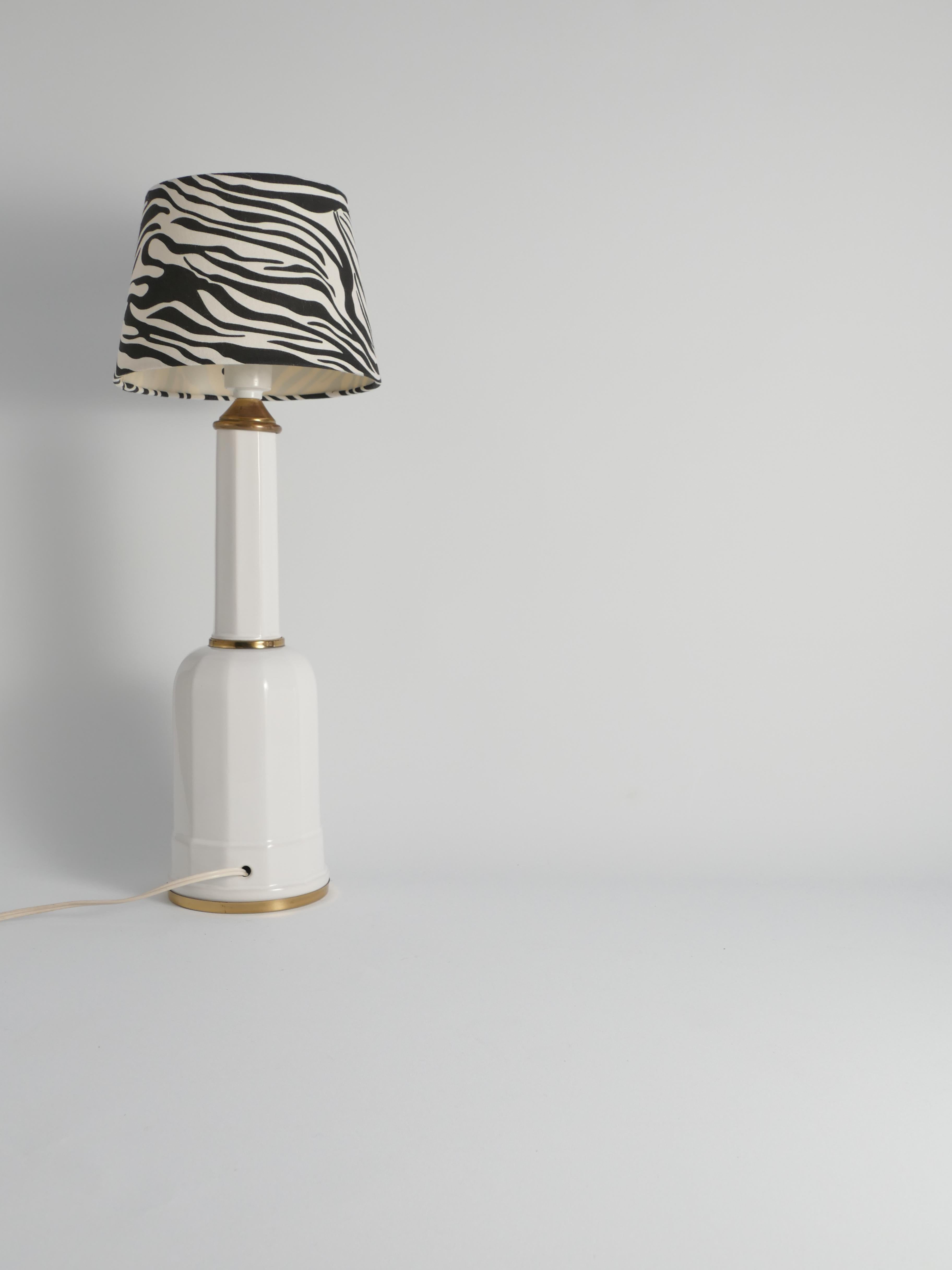 Lampe de table Heiberg en verre opalin blanc et laiton, Danemark, milieu du XIXe siècle en vente 1